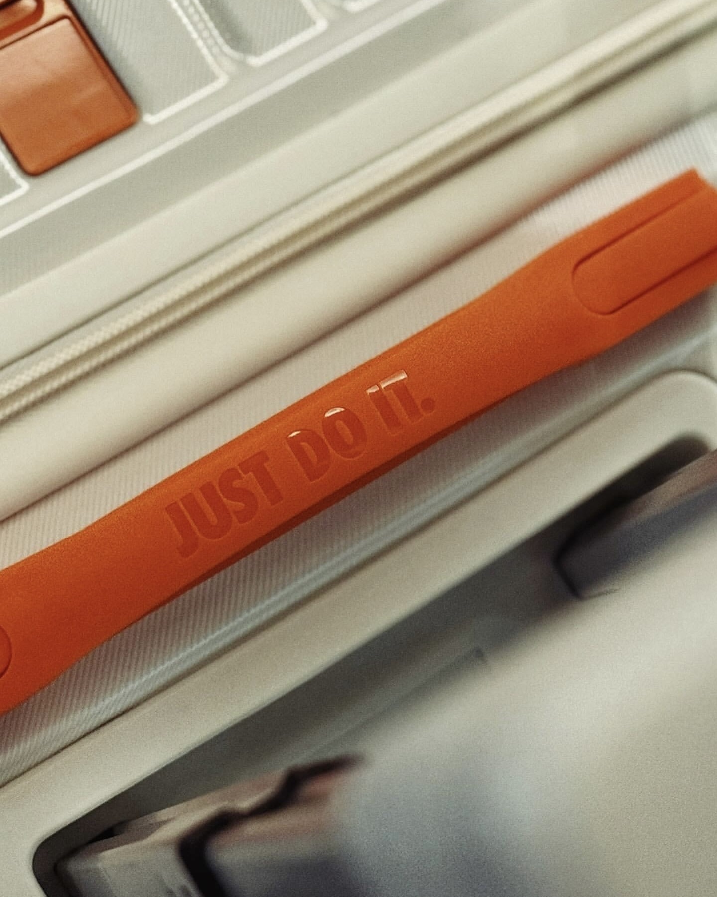 國外限定 NIKE 行李箱 米色 橘色 18吋