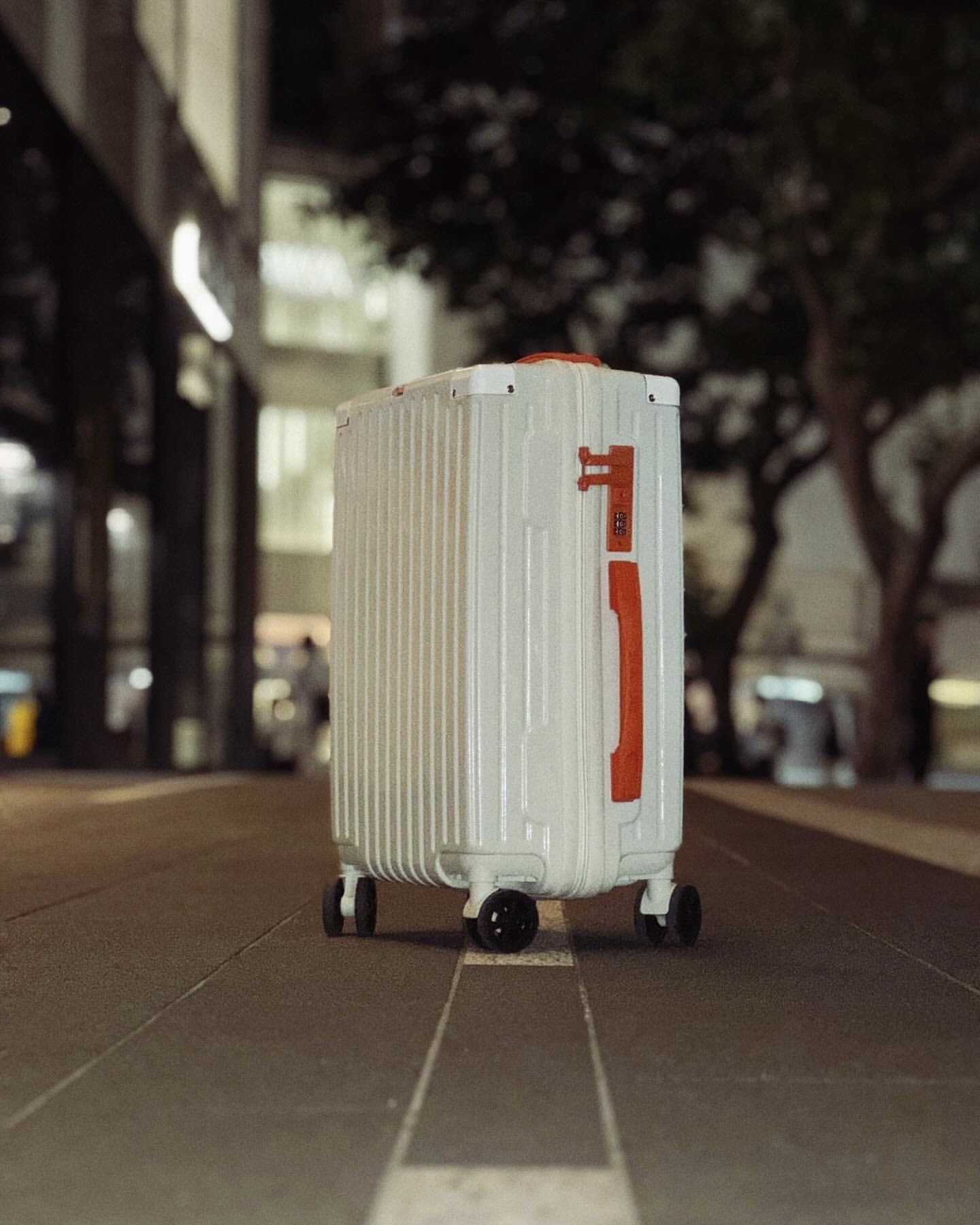 國外限定 NIKE 行李箱 米色 橘色 18吋