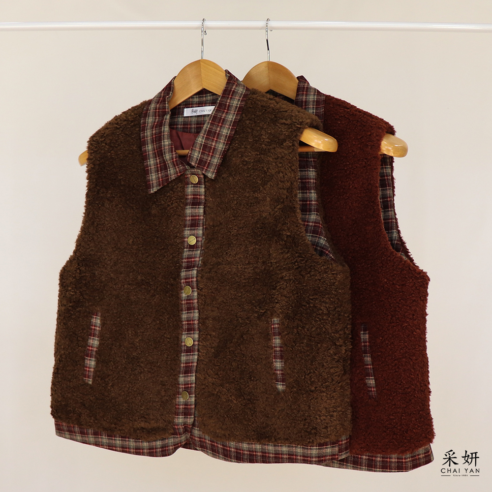 格紋羊羔絨壓釦翻領背心