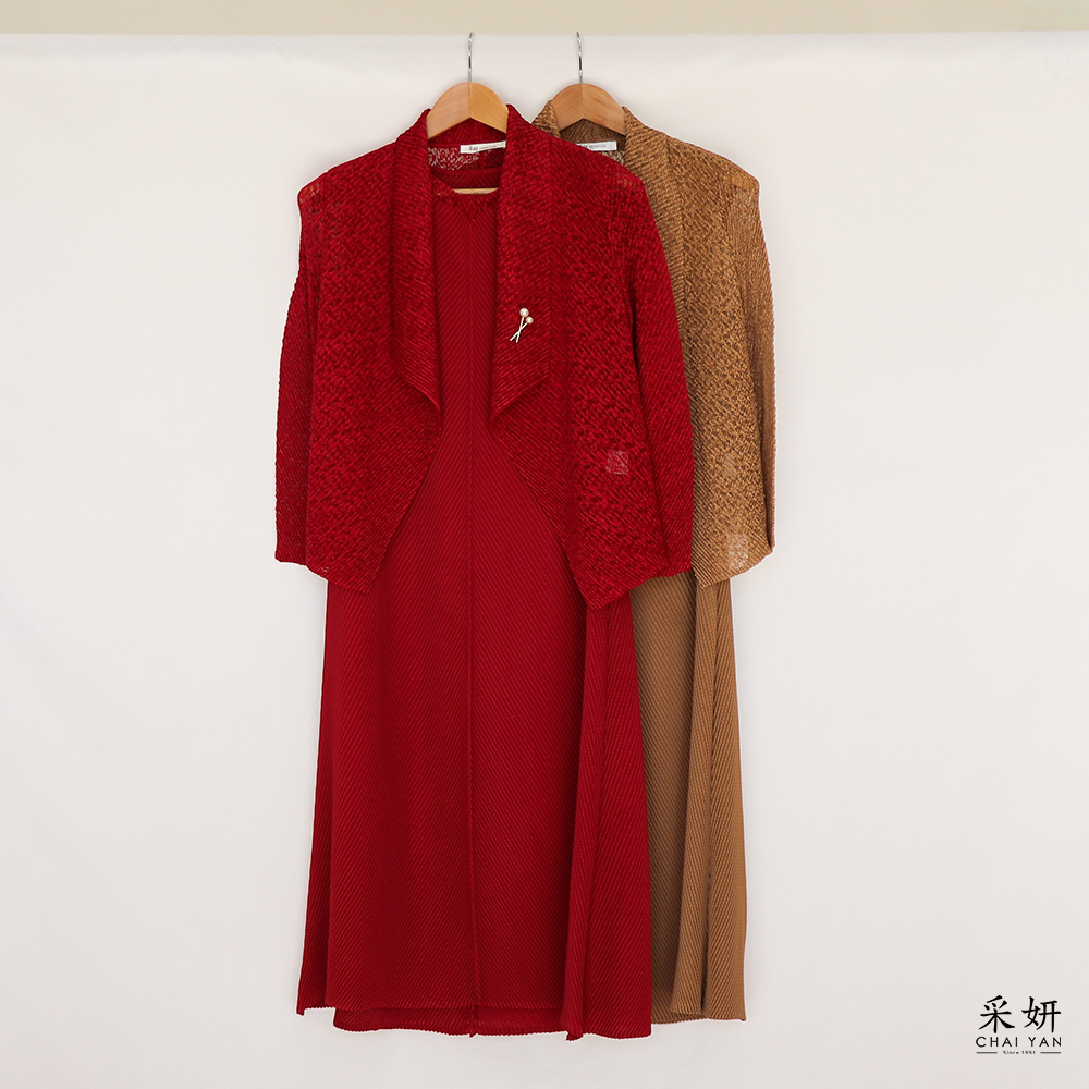 兩件式 可拆胸針素色壓褶洋套裝