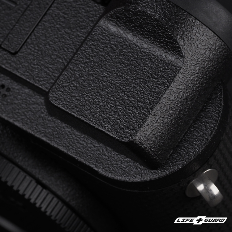 LIFE+GUARD 相機貼膜安裝示意，LIFE+GUARD 砂紋黑質感設計