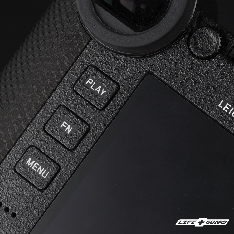 LIFE+GUARD 相機貼膜安裝特寫，LIFE+GUARD 砂紋黑質感設計