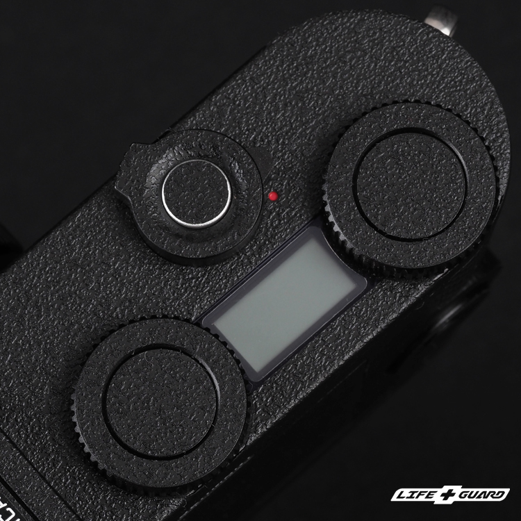 LIFE+GUARD 相機貼膜安裝特寫，LIFE+GUARD 砂紋黑質感設計