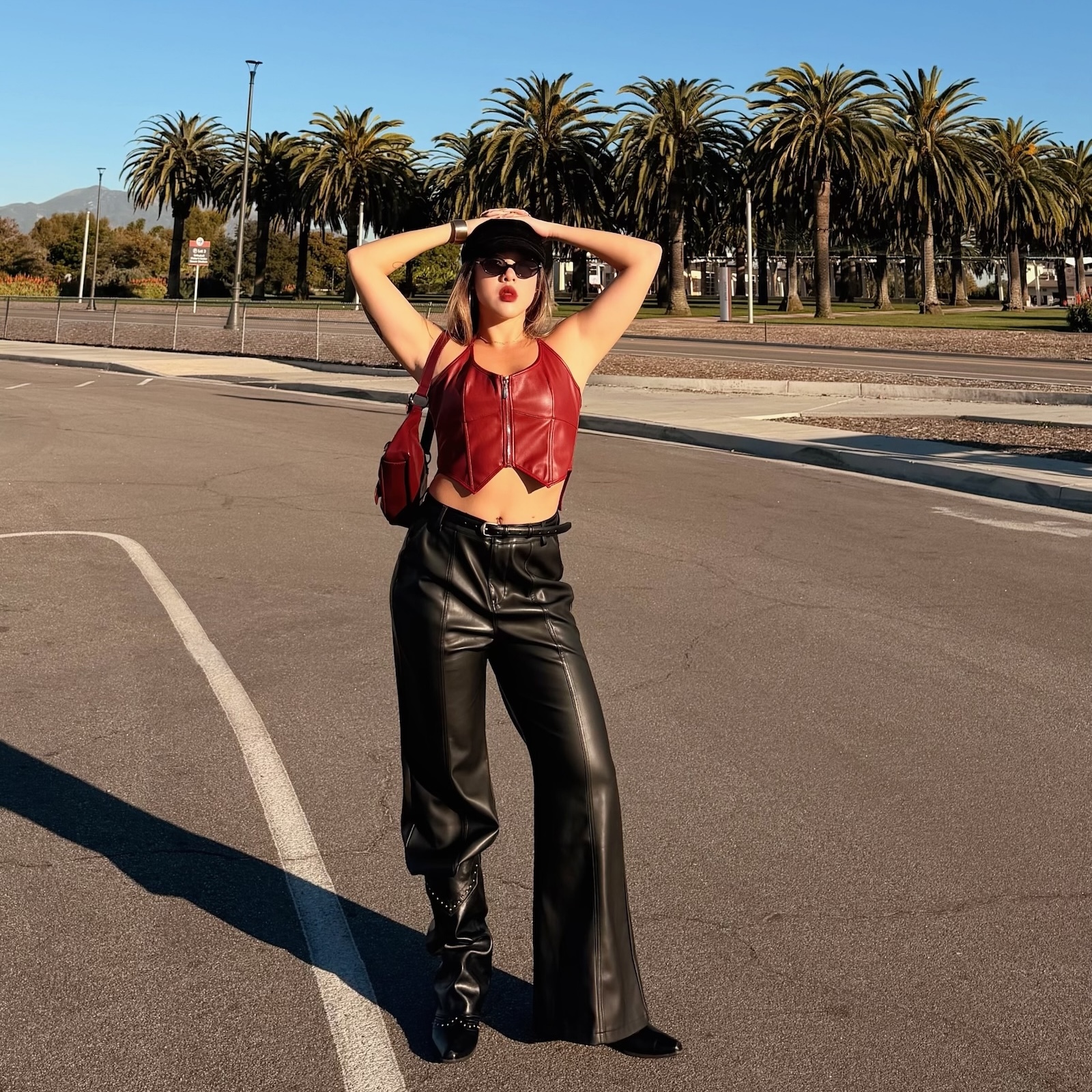 時髦黑霧面皮喇叭褲