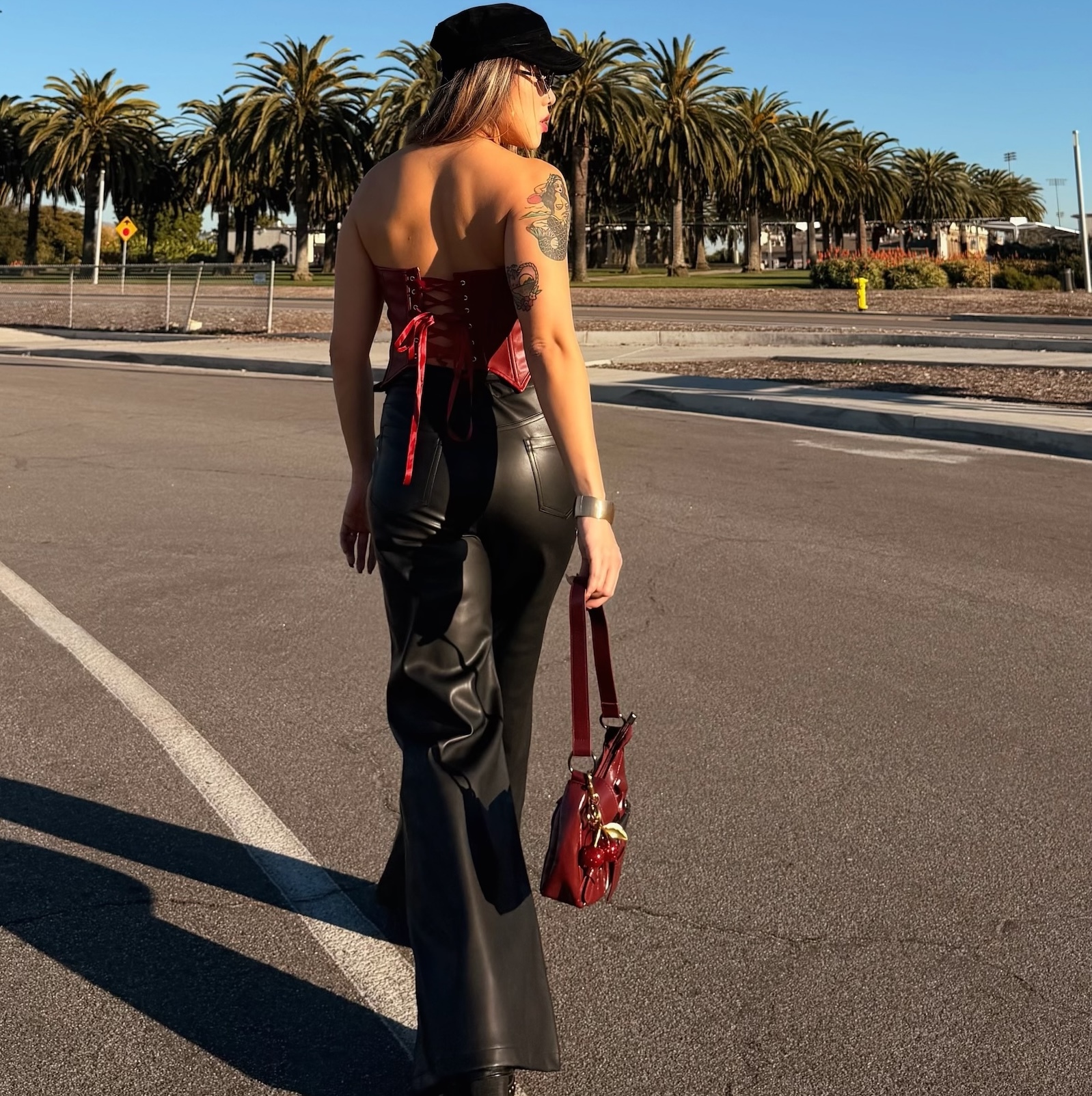 時髦黑霧面皮喇叭褲