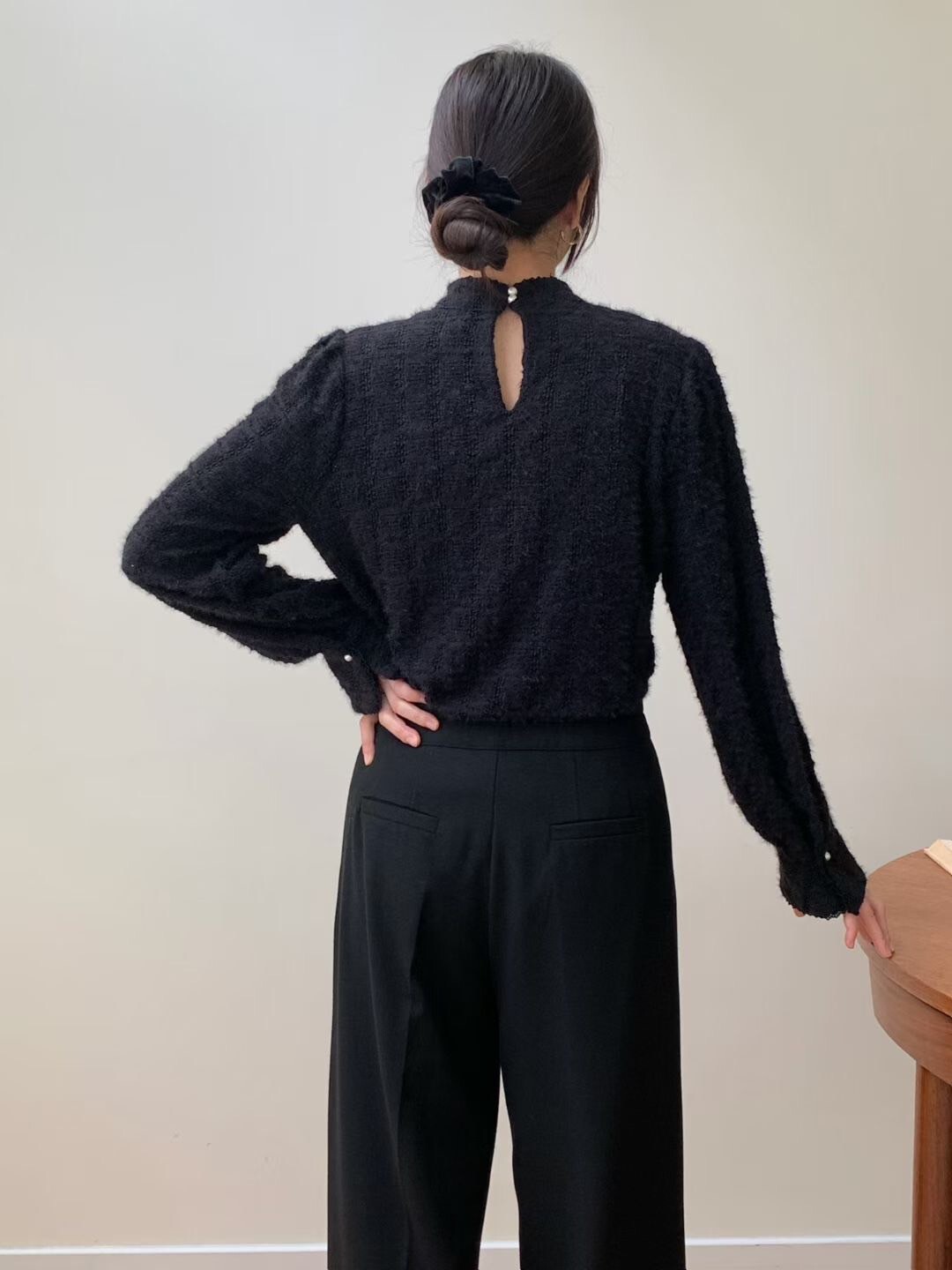 氣質女子蕾絲織紋感後釦式反摺袖上衣 / 2色