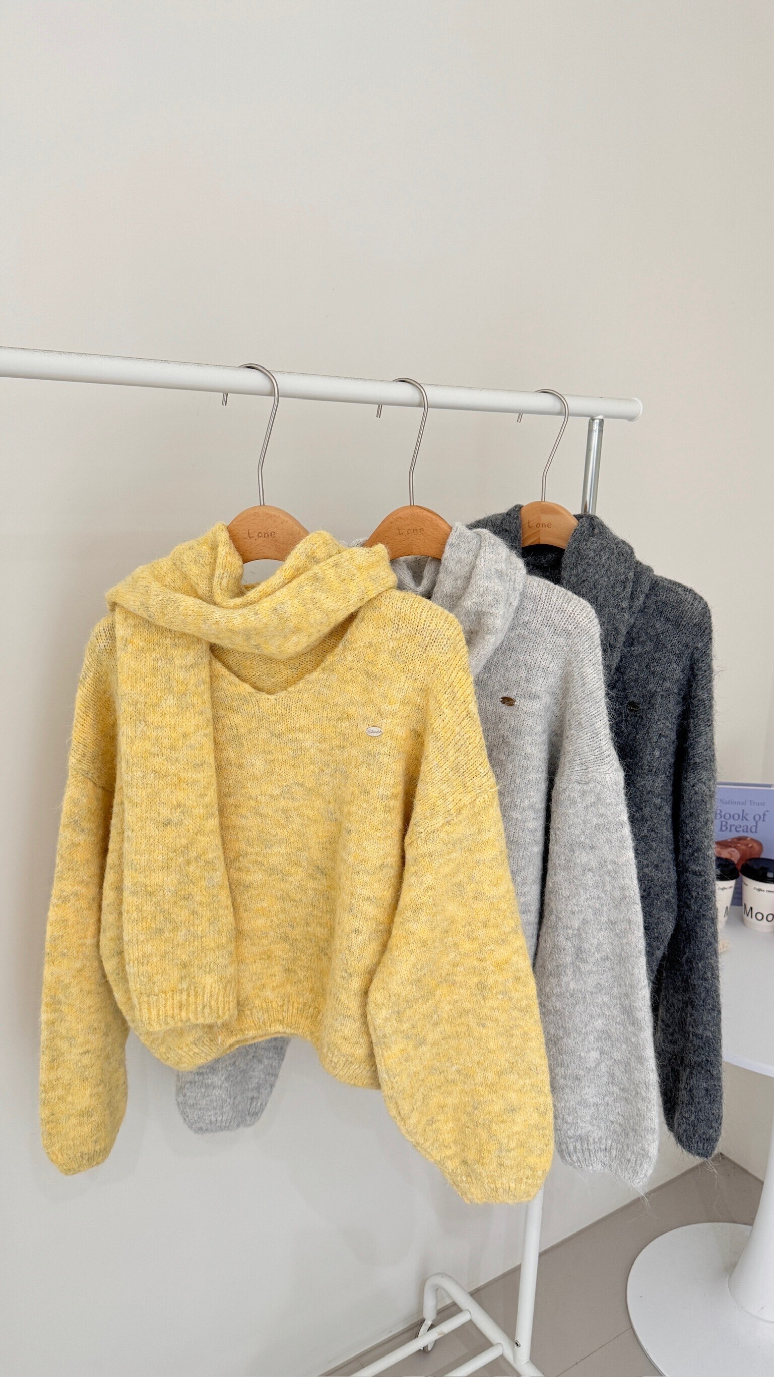 小銀標V領針織上衣+圍巾