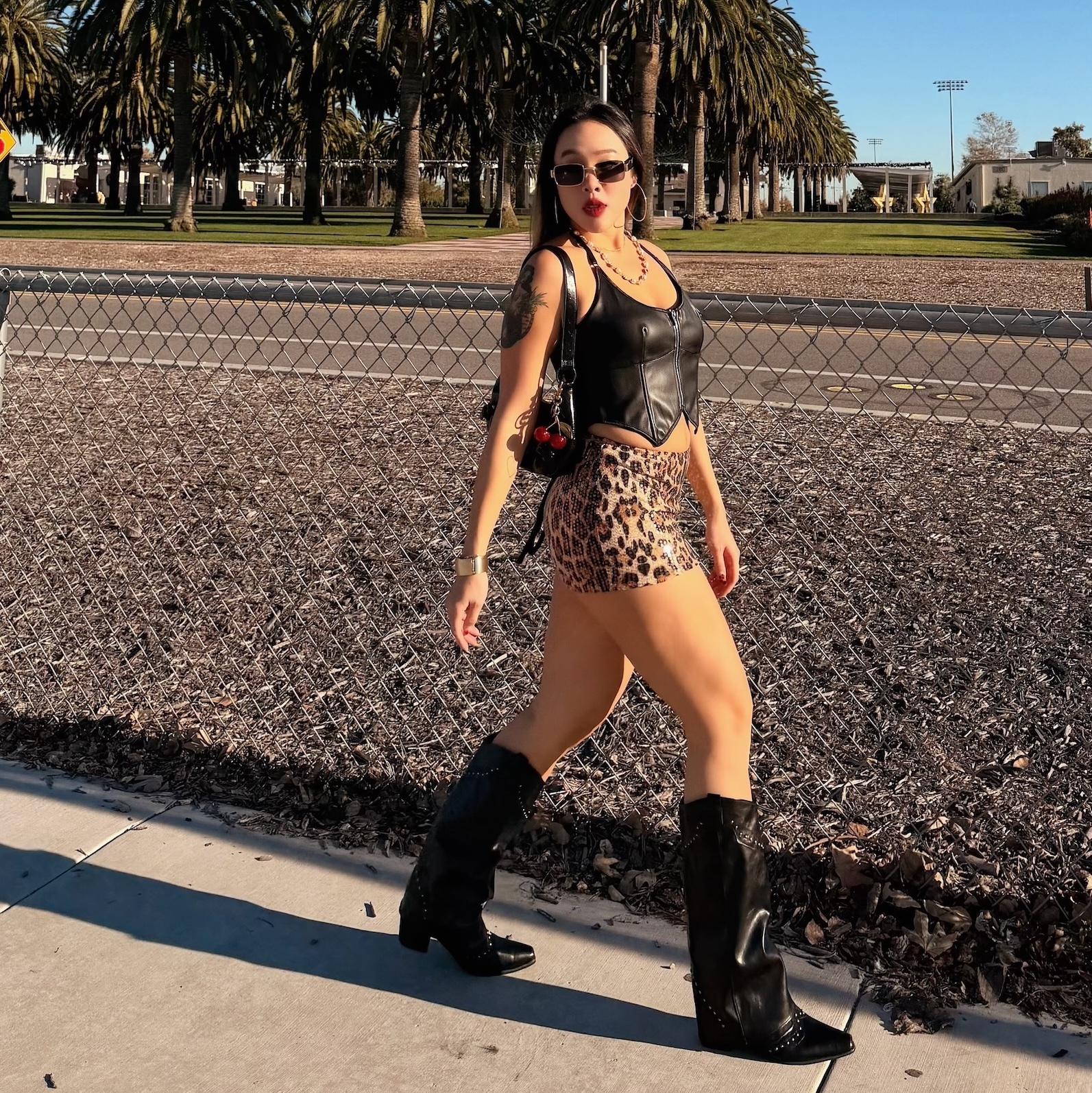 辣到不行🤎豹紋亮片低腰短裙