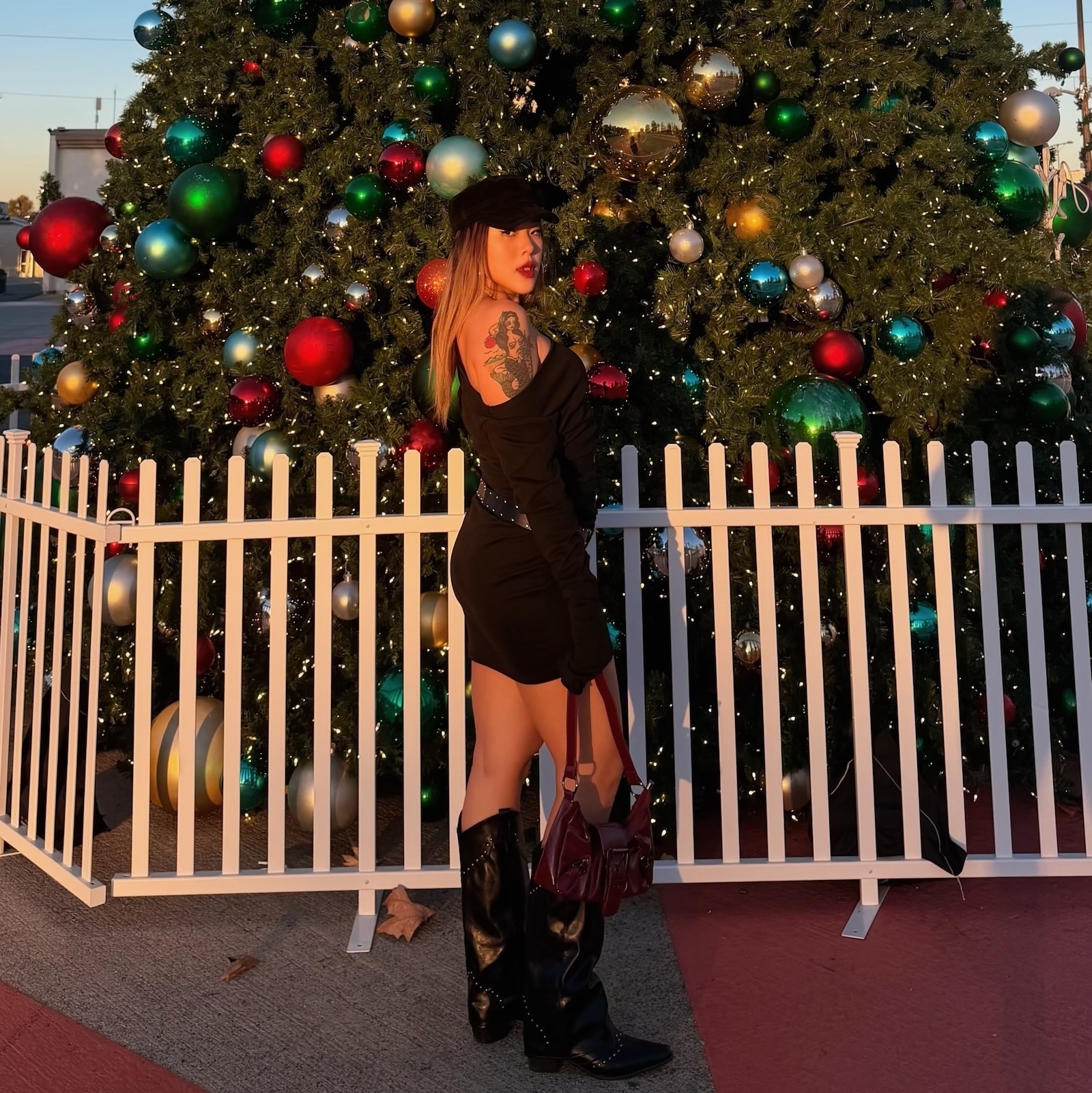 辣黑一字雕花皮帶洋裝