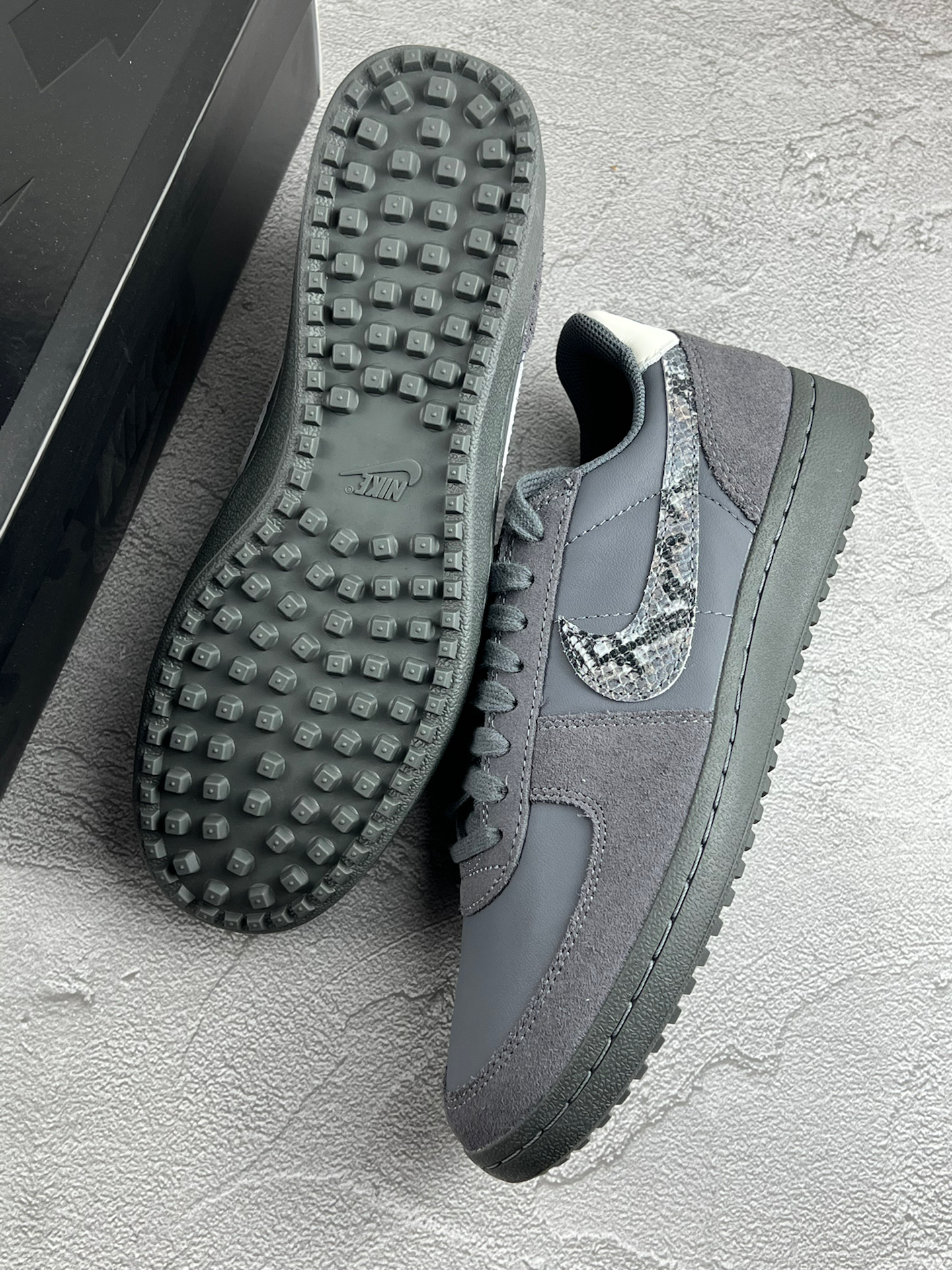 代購-<蛇蛇限定>Nike Field General 82 Snake Skin Swoosh 蛇紋 麂皮 板鞋 男女同款 灰/棕 IF0667-001 F0667-200