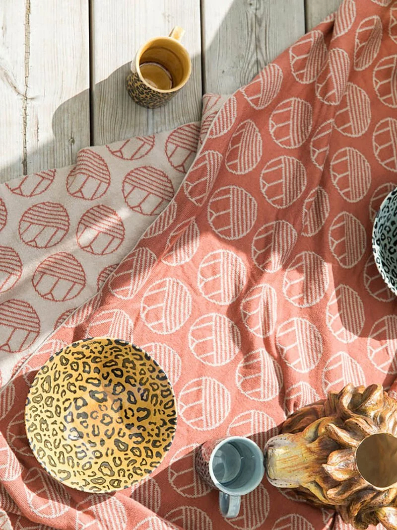 ByOn-Amaya 豹紋餐具系列，在餐碗內層設計了豹紋的圖騰