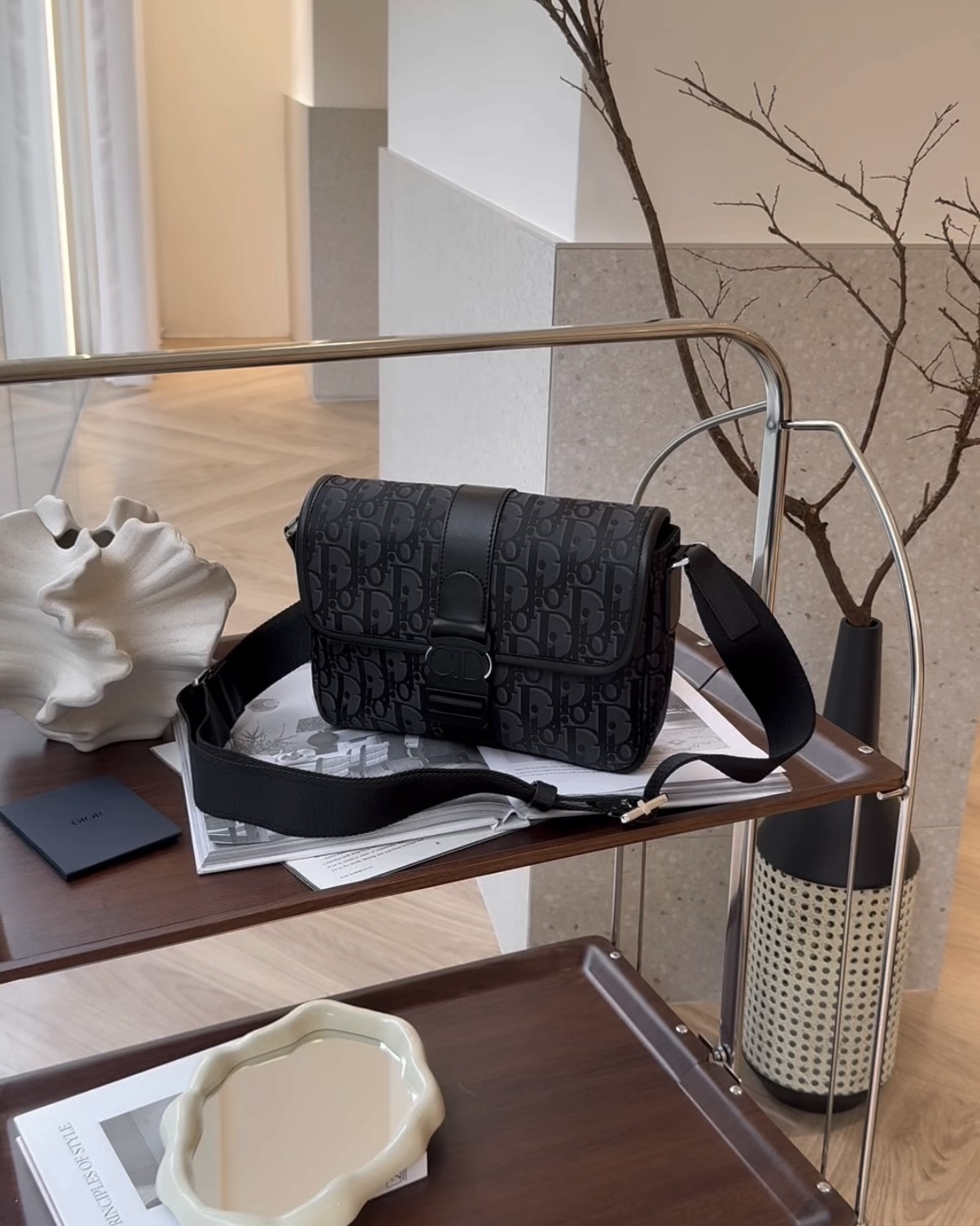 DIOR｜TREK 翻蓋郵差包 黑老花