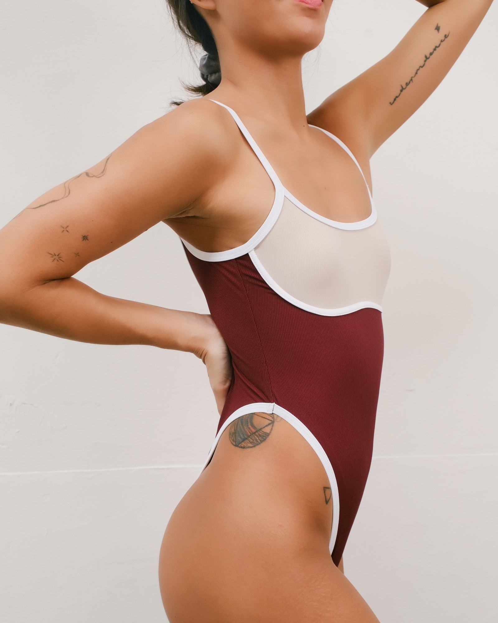 【羅紋漠色x酒紅棕】ioo 細肩U領無墊高衩丁字連身泳裝