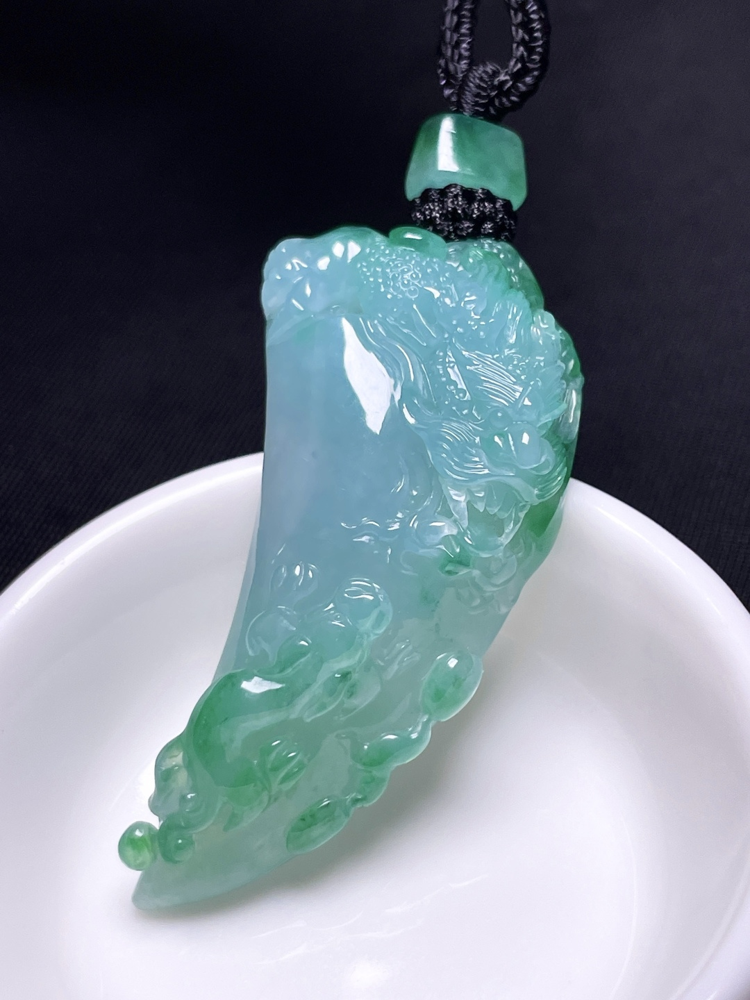 126430 翡翠龍牙吊墜