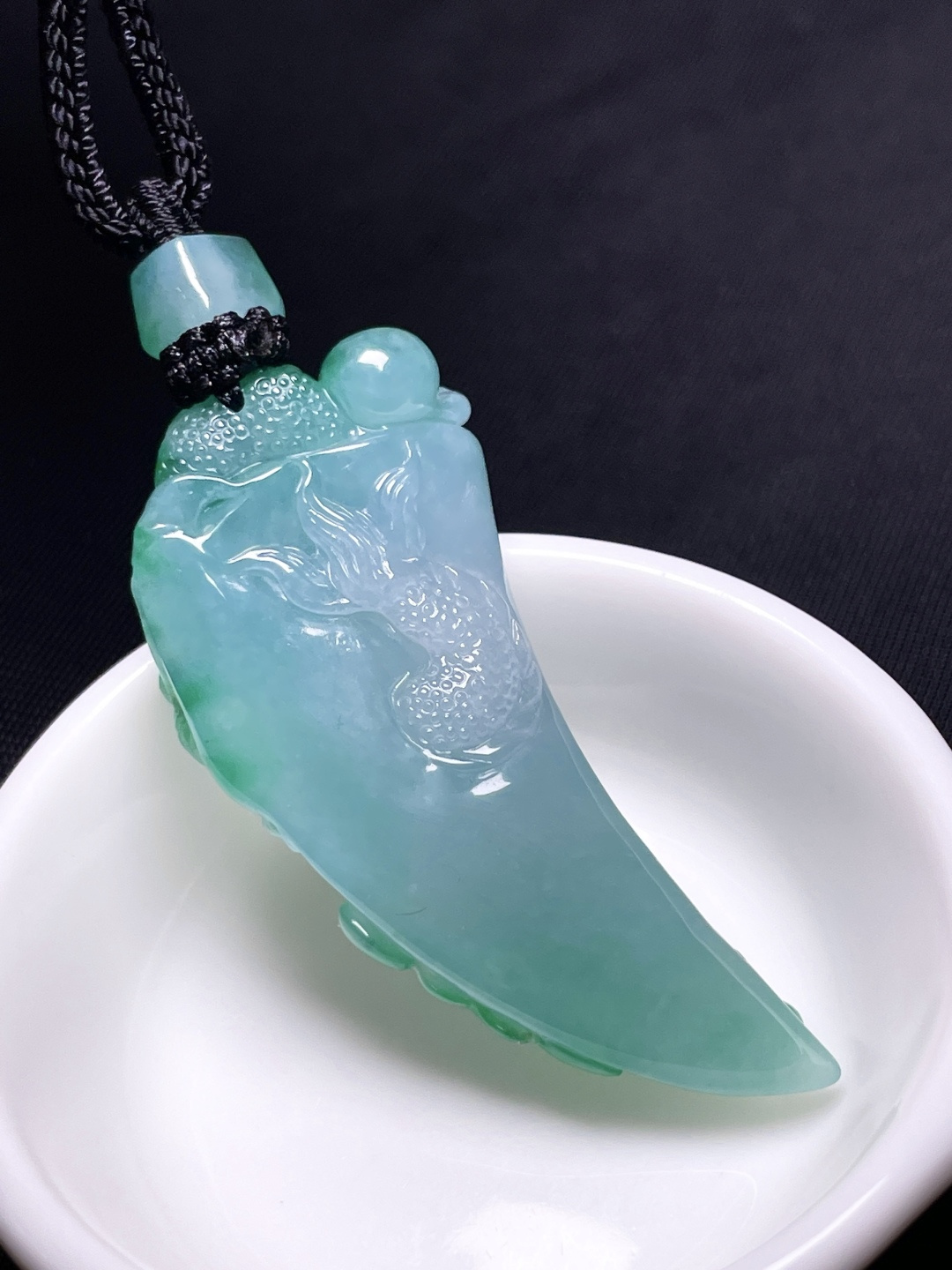 126430 翡翠龍牙吊墜