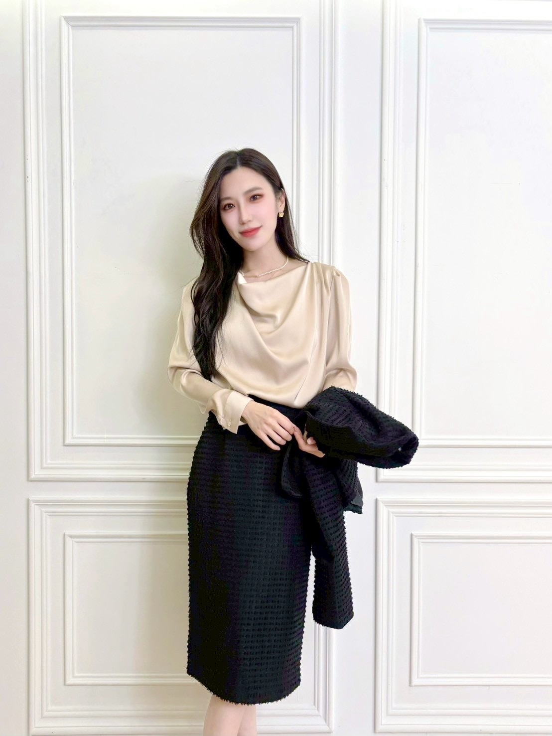 垂墜領絲滑長袖上衣