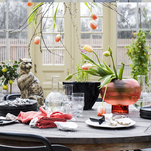 ByOn-蘇菲爾花器-珊瑚紅，大圓球體造型，顯現大器又優雅的氣息。