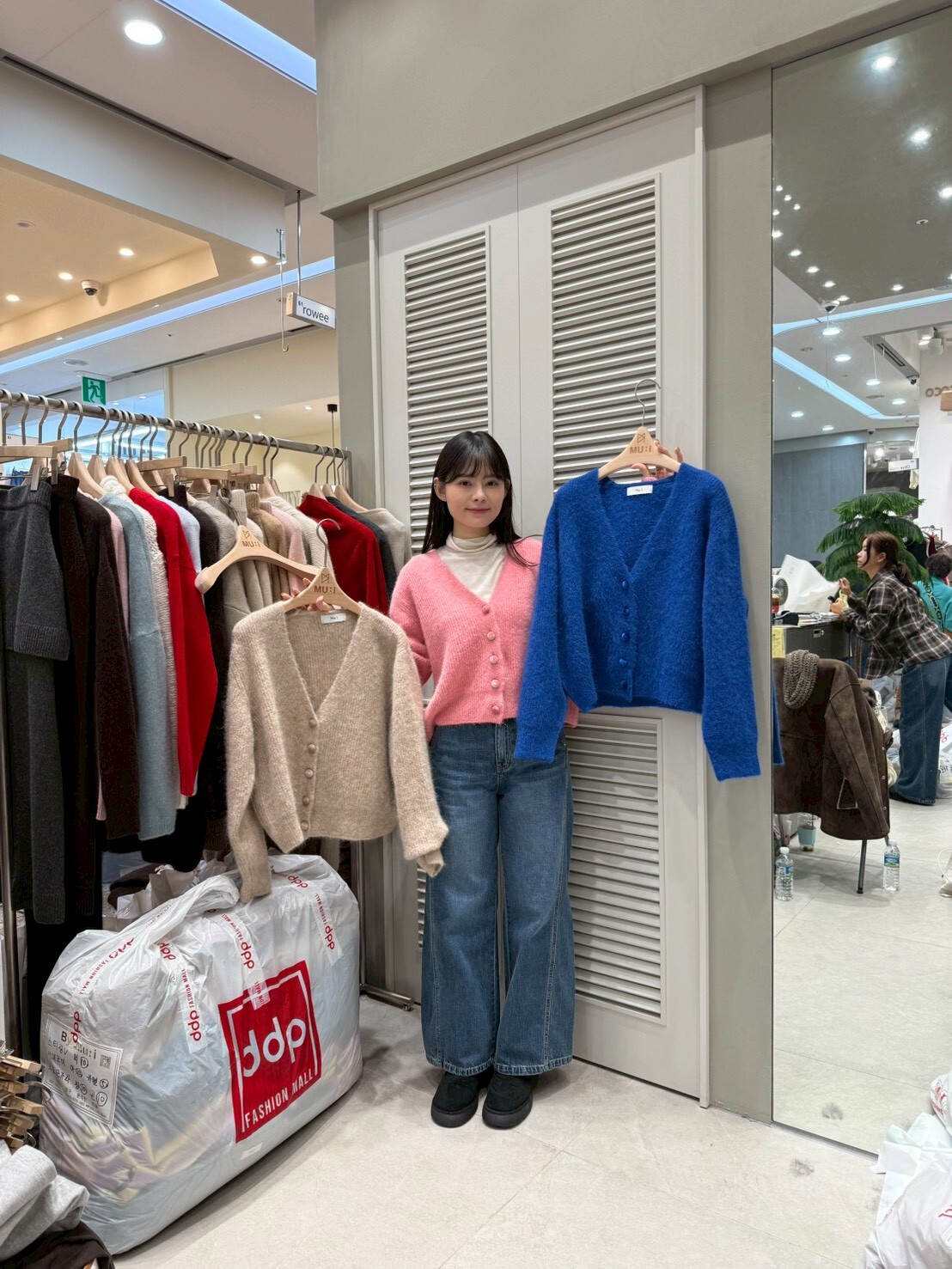 MU5364 大V領波波排扣羊毛外套