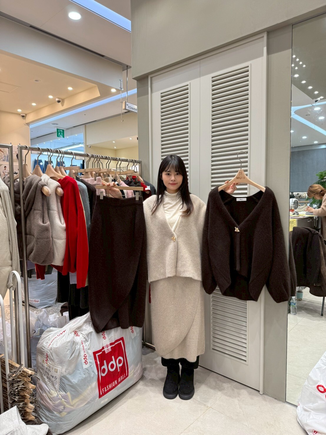 MU5303 V領毛毛金扣上衣