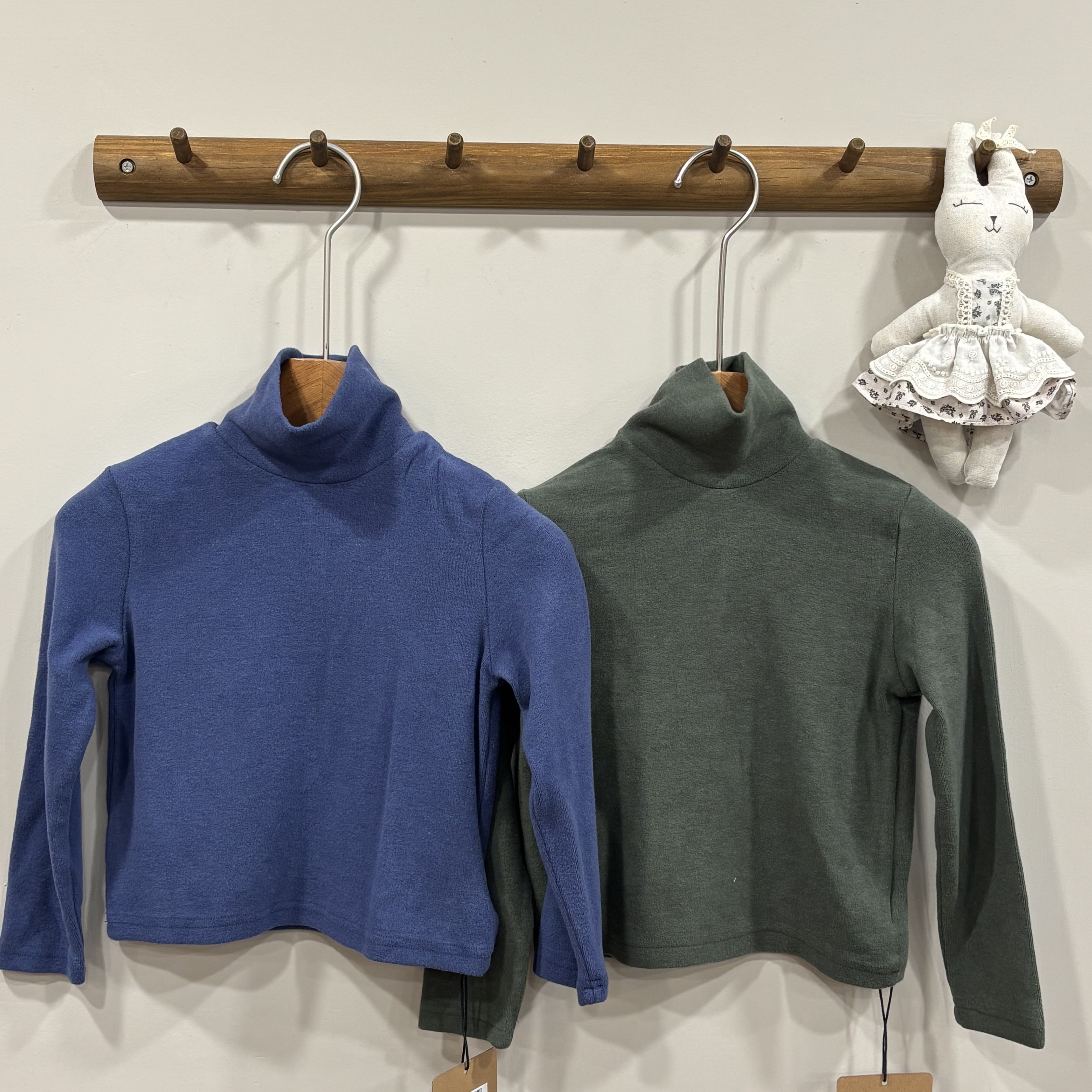 A03704柔軟素色高領打底衣