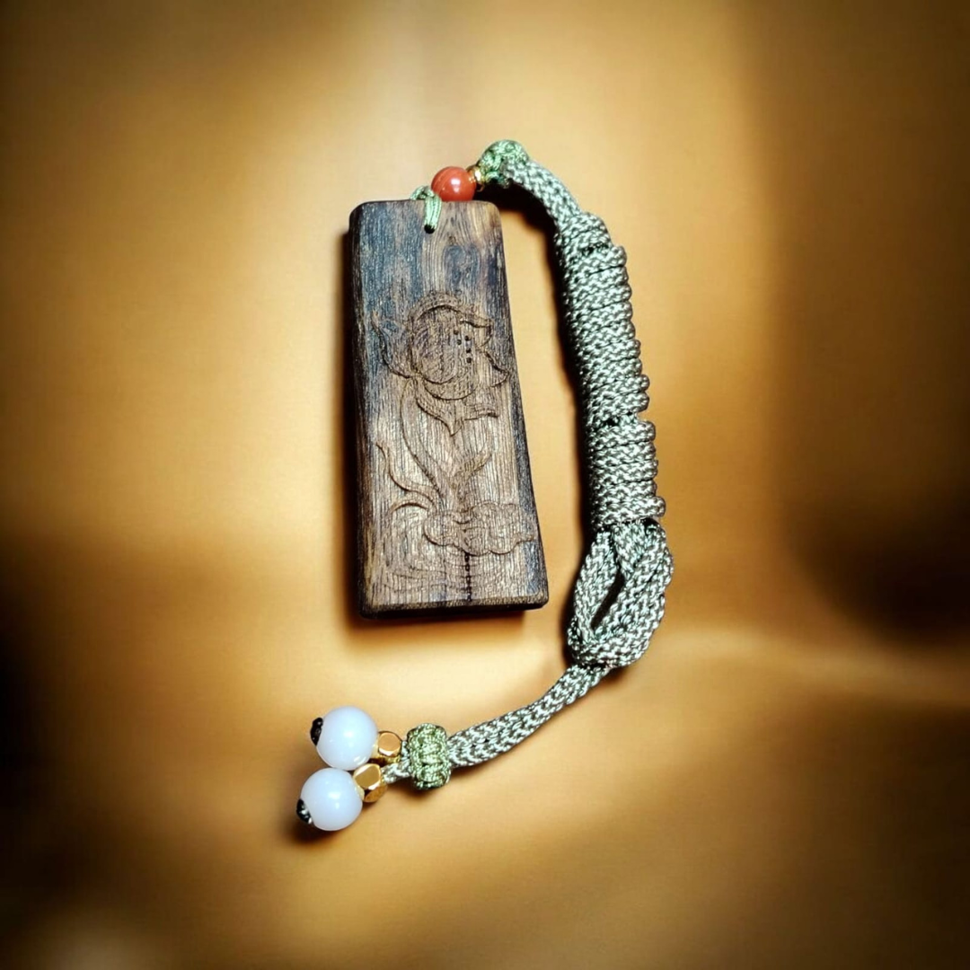 HKAF1214-025 天然越南綠棋楠大師級雕刻花件吊牌[附頸繩](A25)