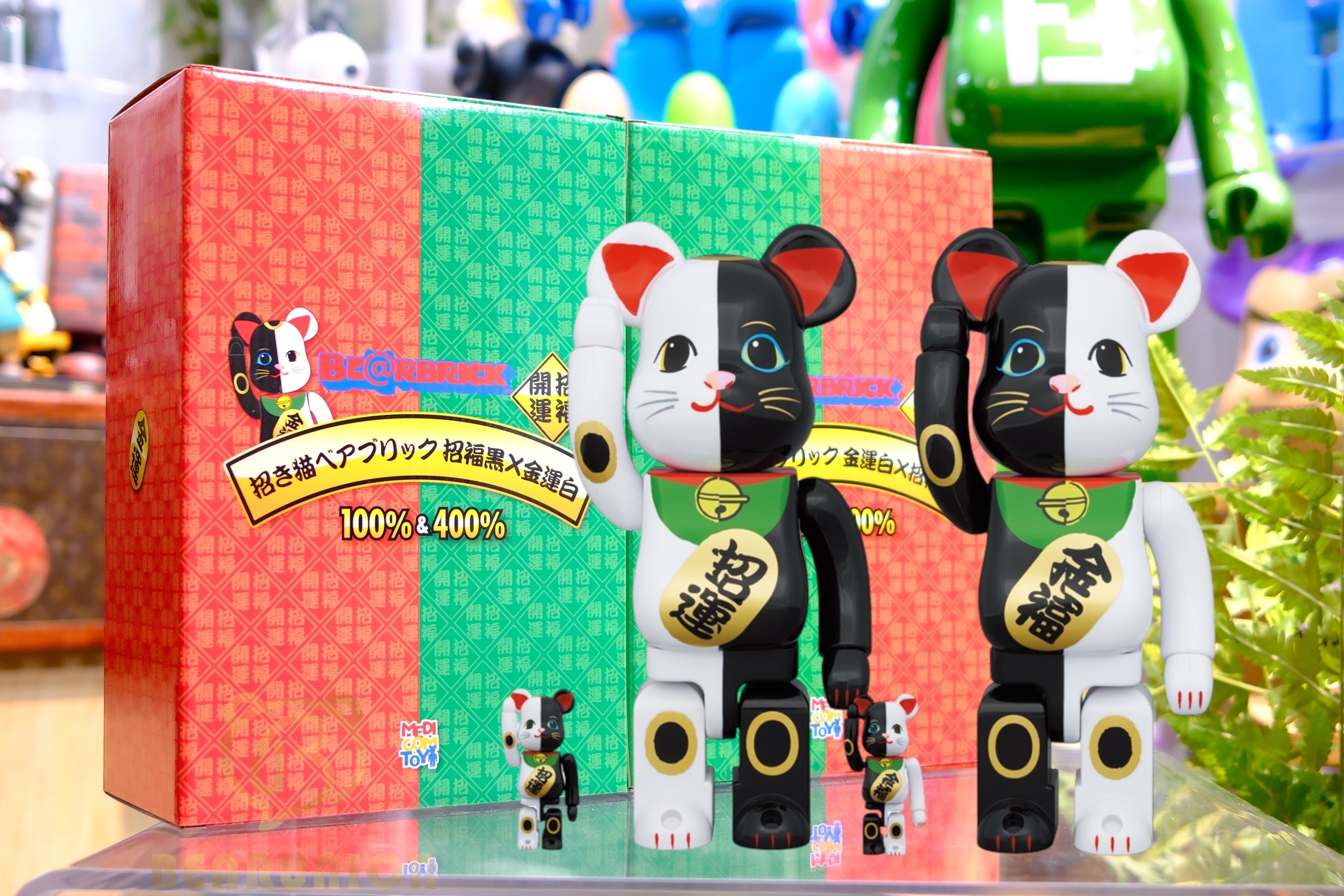 🥇現貨🥇Bearbrick 400% 100% 招き猫 招福 黒 × 金運 白 x 金運 白 × 招福 黒 set of 4