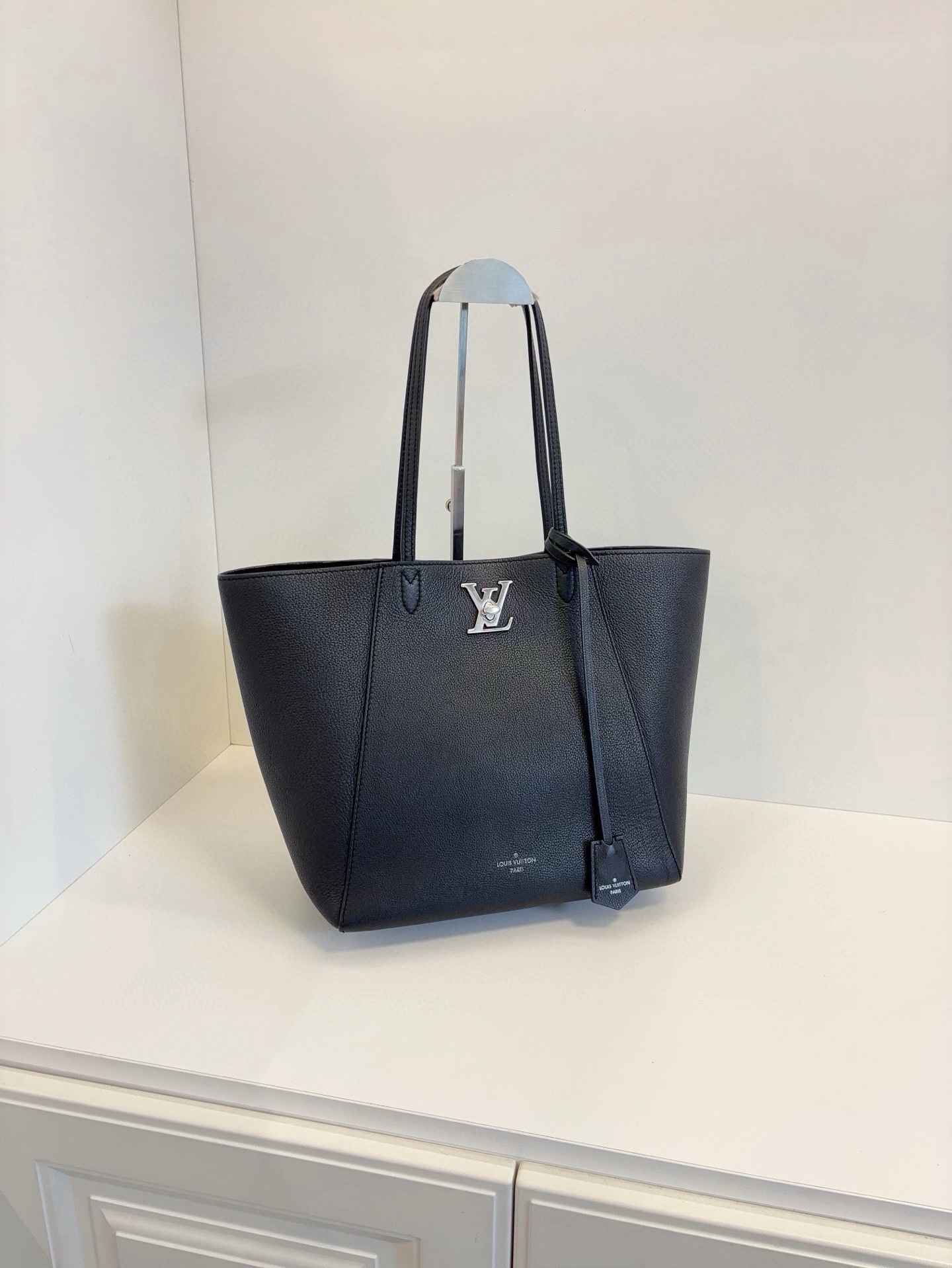 【98新】Louis Vuitton LV Lock me Tote Bag