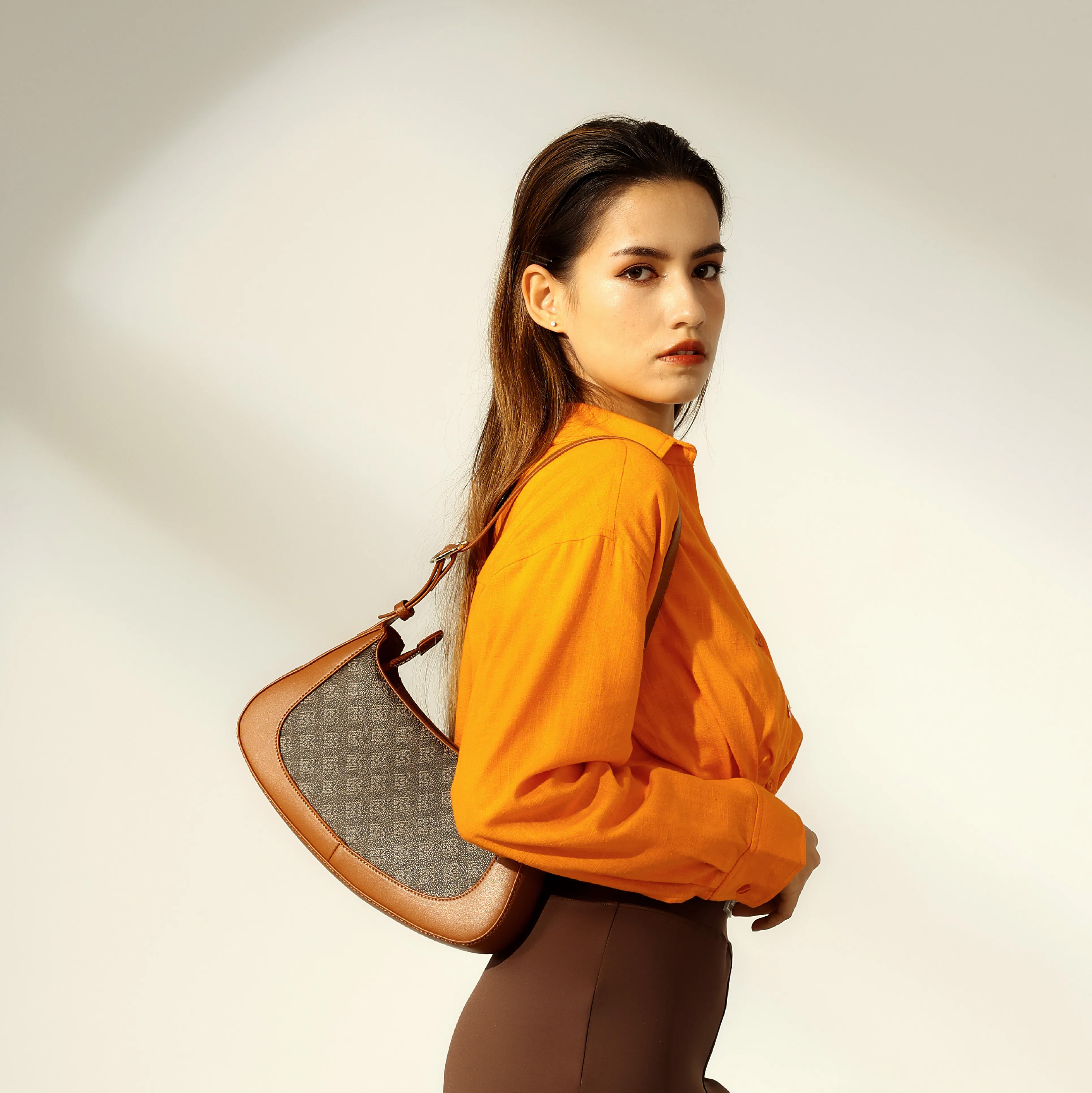 老花新月肩背包