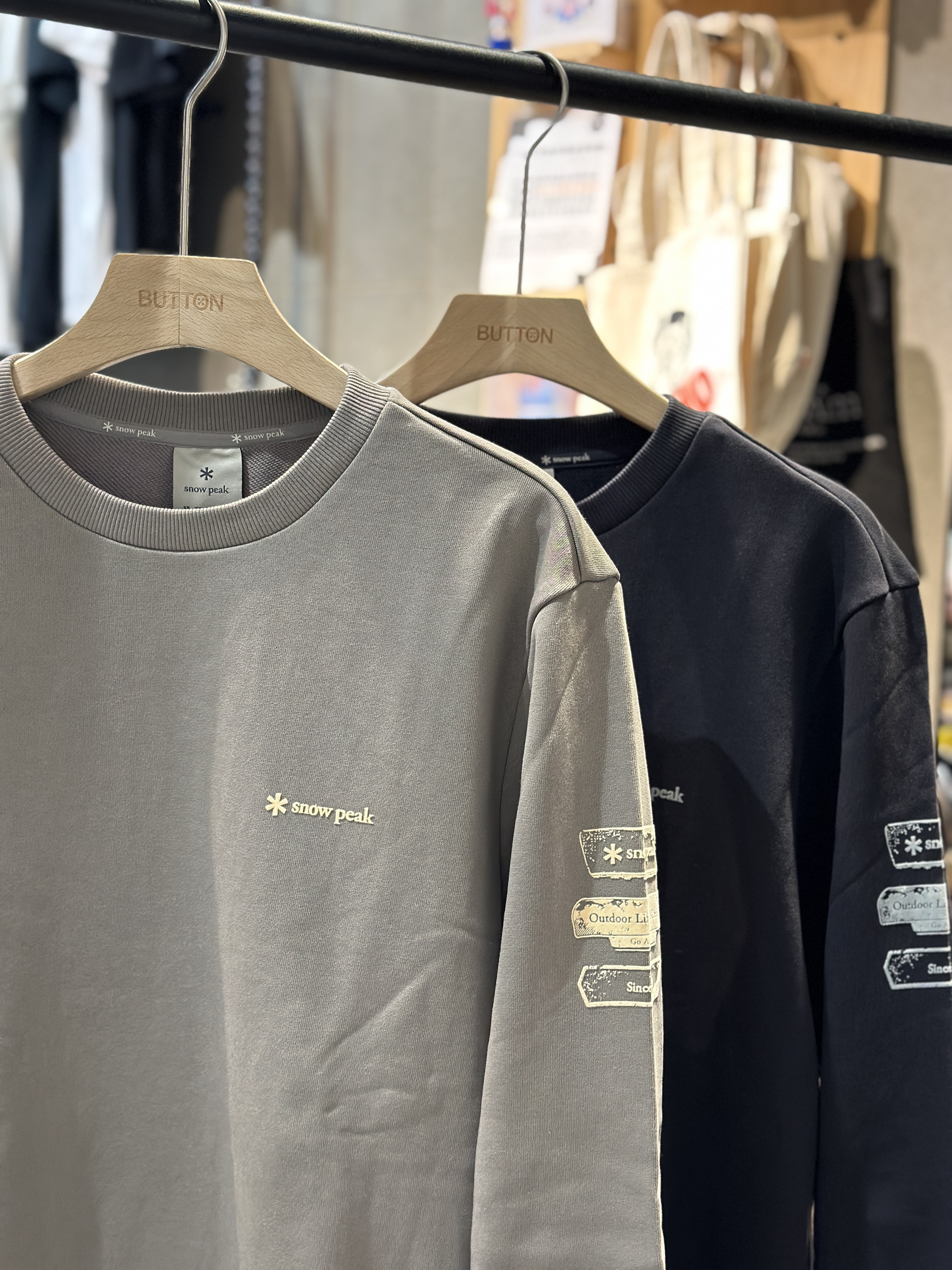 【現貨】snow peak Flocking Logo Graphic Sweatshirt 手臂植絨 logo 大學tee  S25FMFHT64