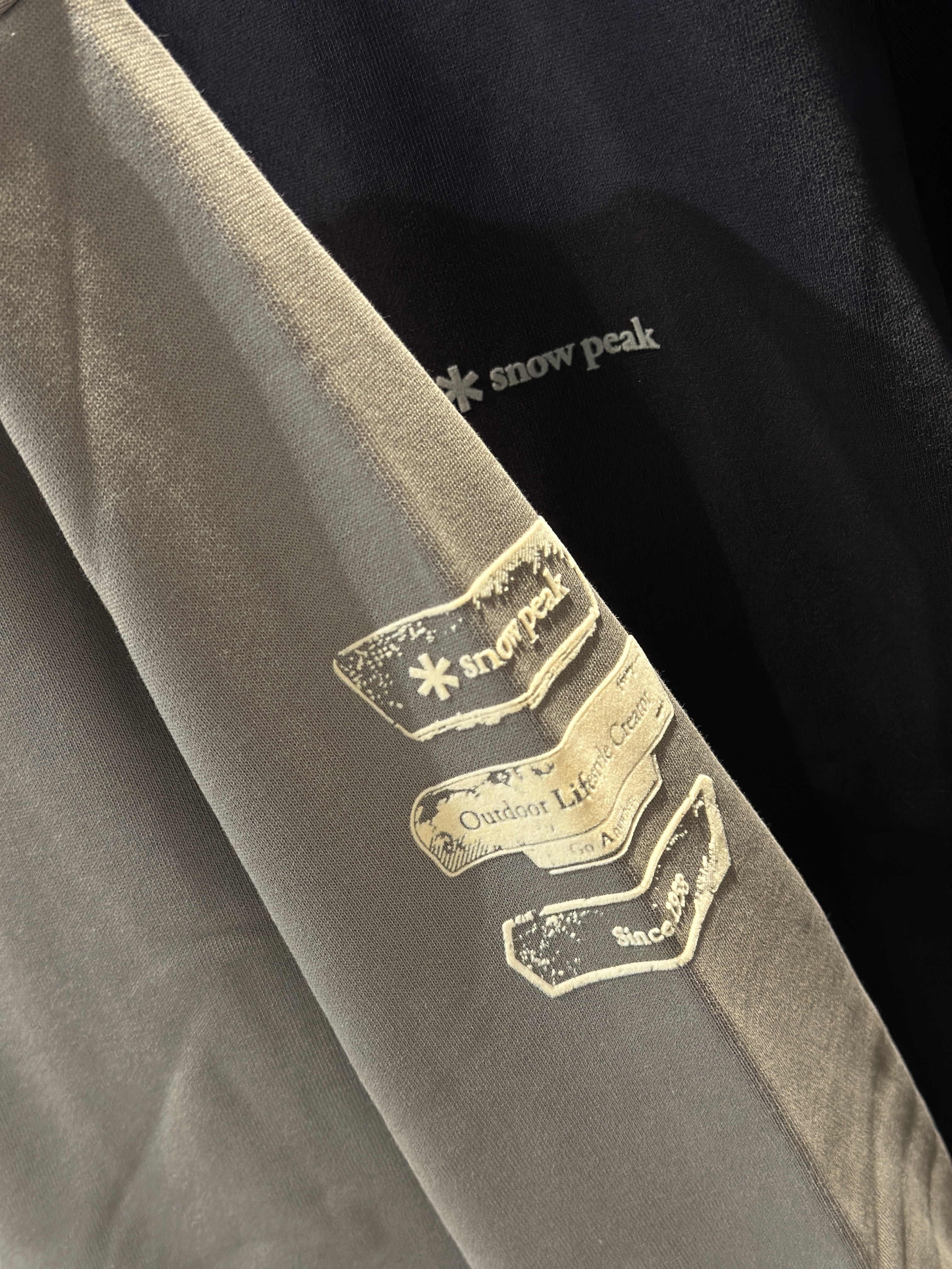 【現貨】snow peak Flocking Logo Graphic Sweatshirt 手臂植絨 logo 大學tee  S25FMFHT64