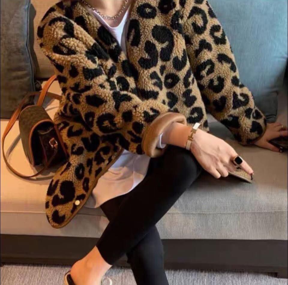 【時髦又可愛的豹紋QQ毛麂皮外套】（現貨）