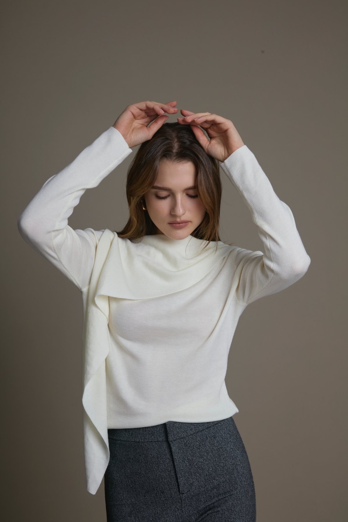 不對稱垂墜斜領羊毛混紡針織上衣