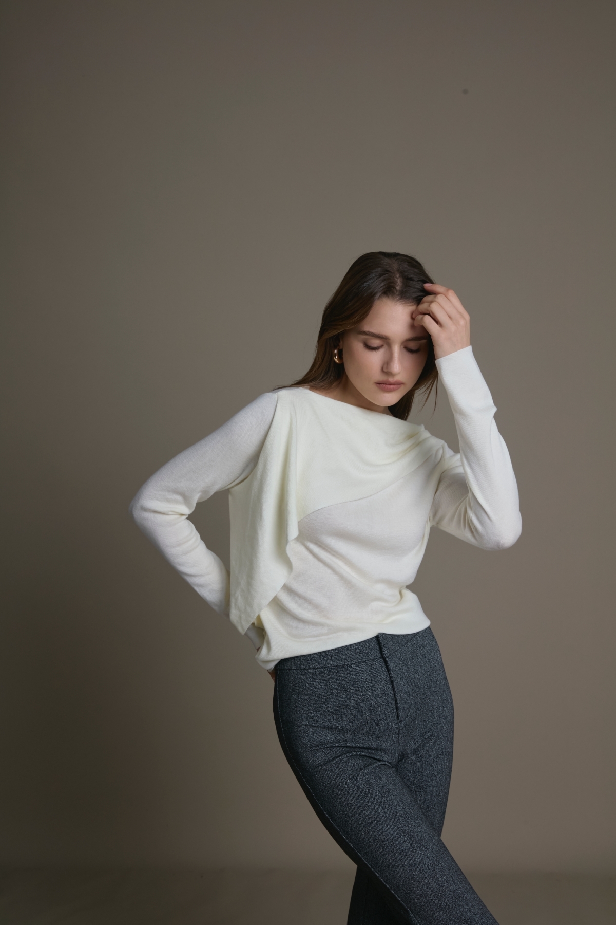 不對稱垂墜斜領羊毛混紡針織上衣