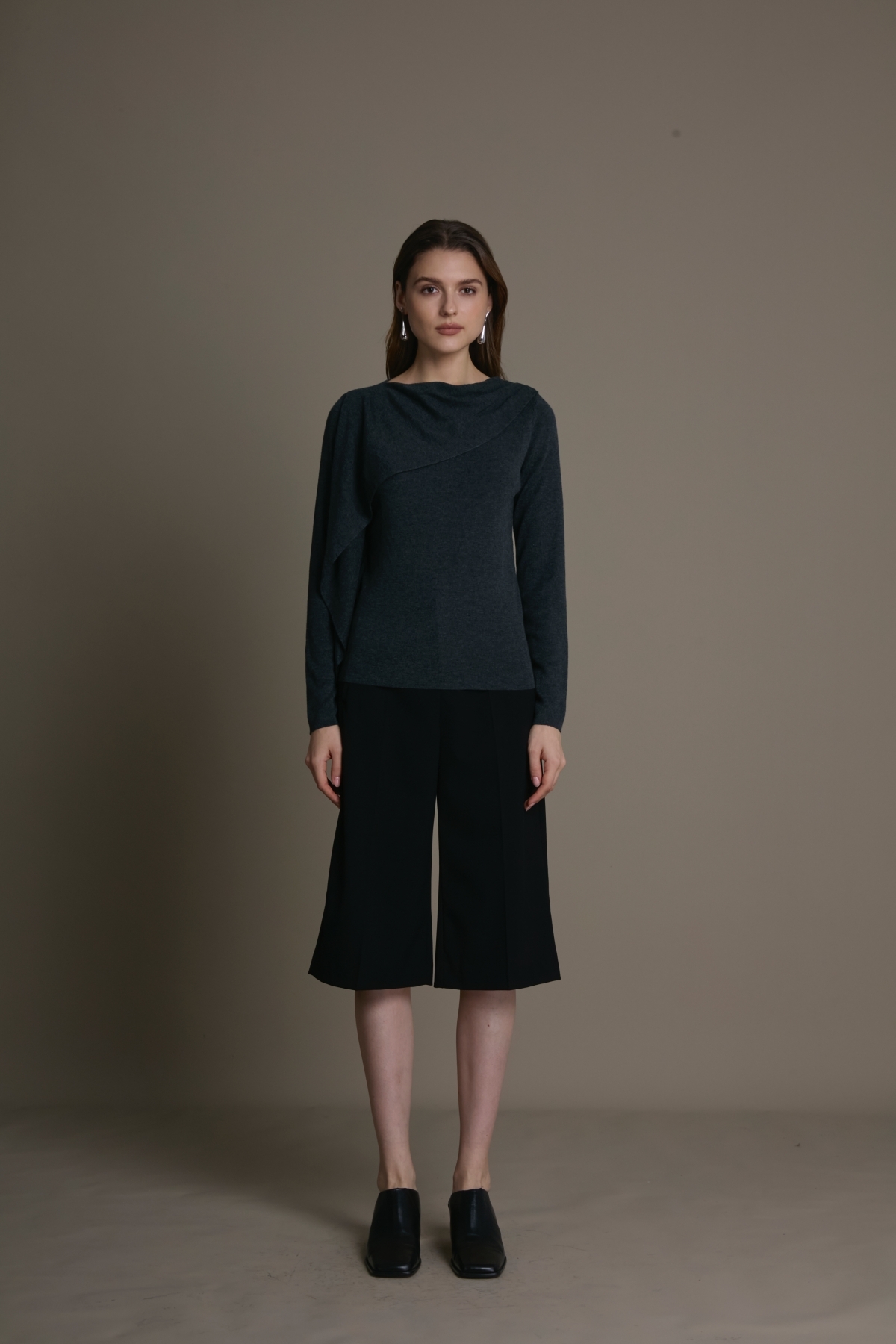 不對稱垂墜斜領羊毛混紡針織上衣