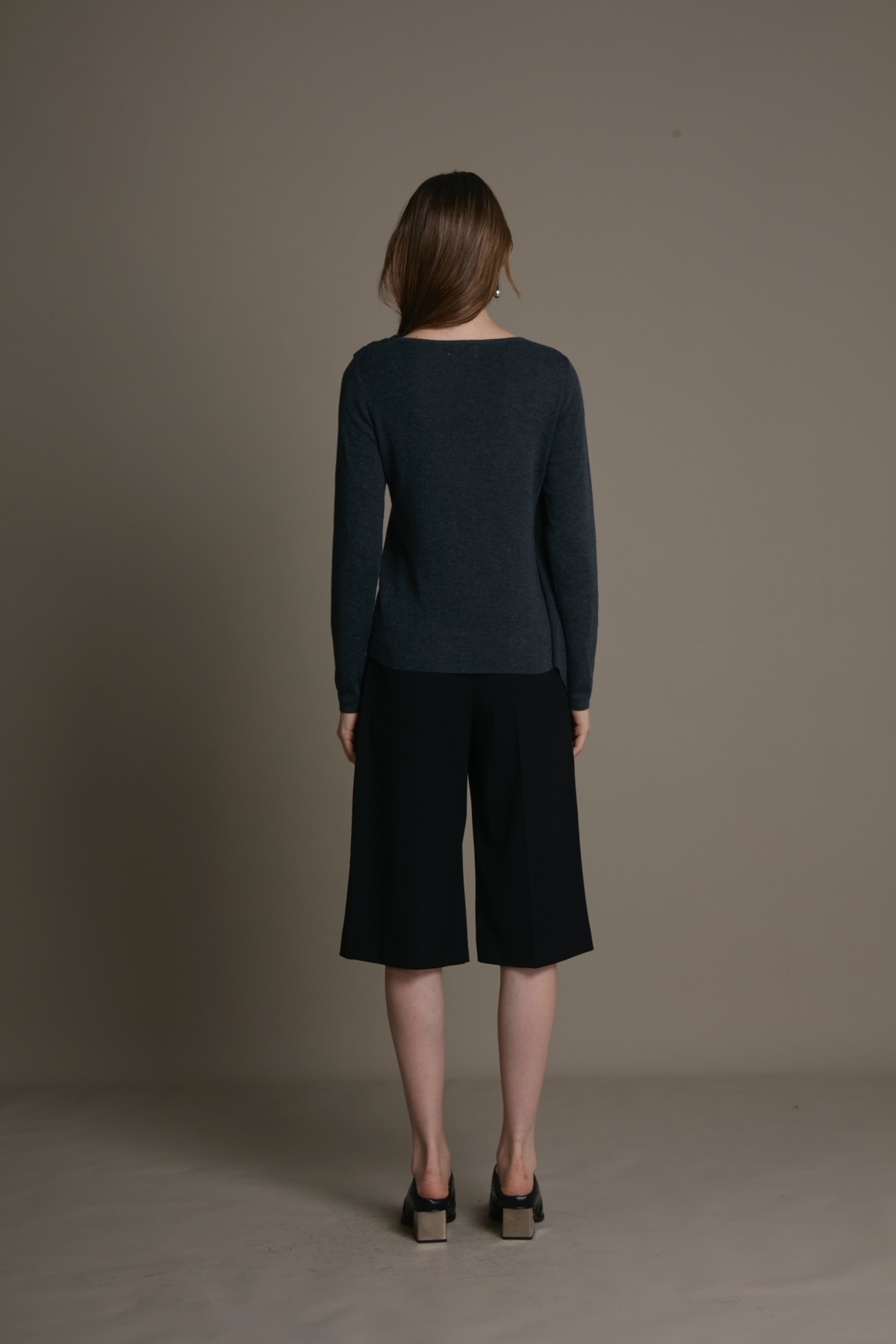 不對稱垂墜斜領羊毛混紡針織上衣