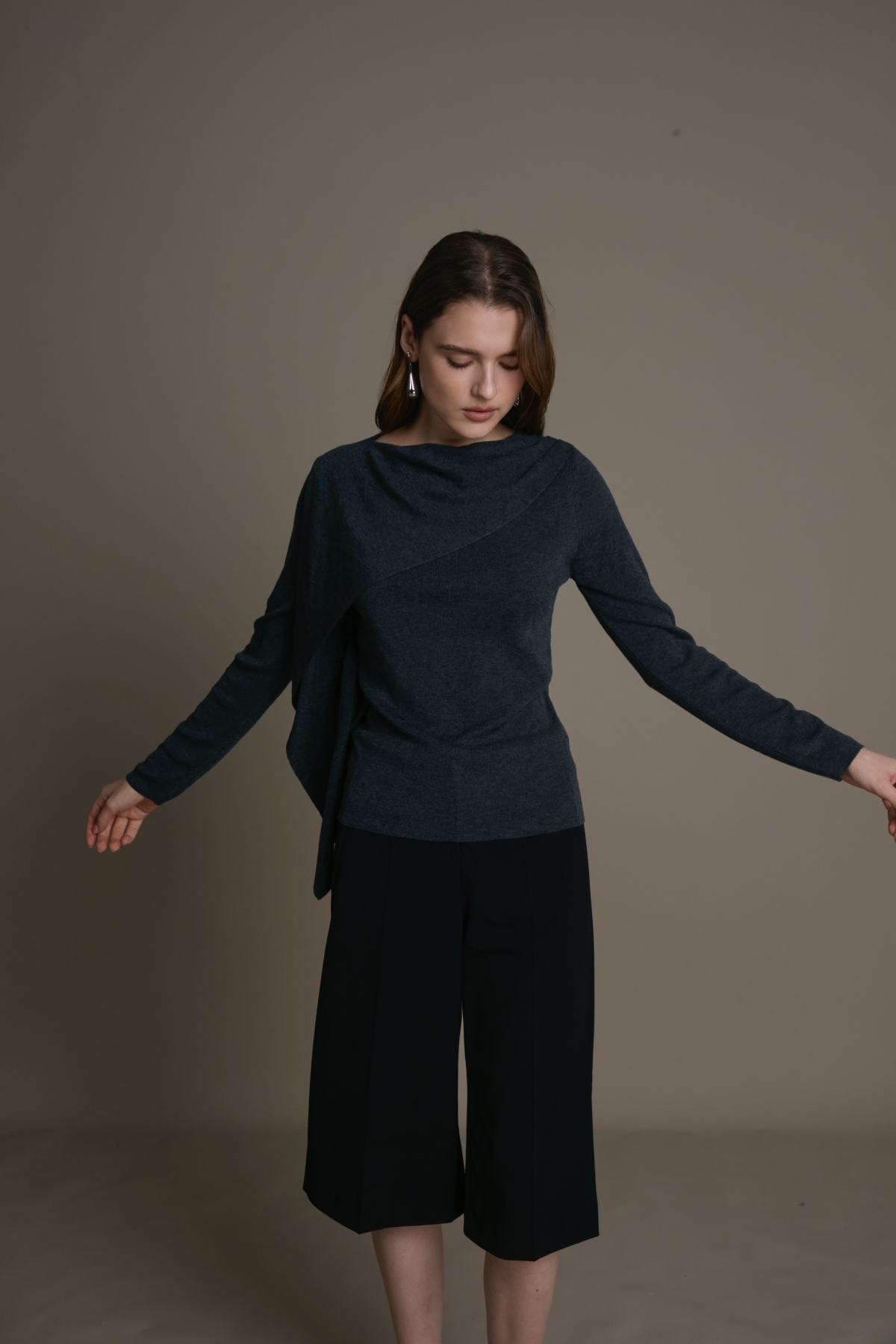 不對稱垂墜斜領羊毛混紡針織上衣