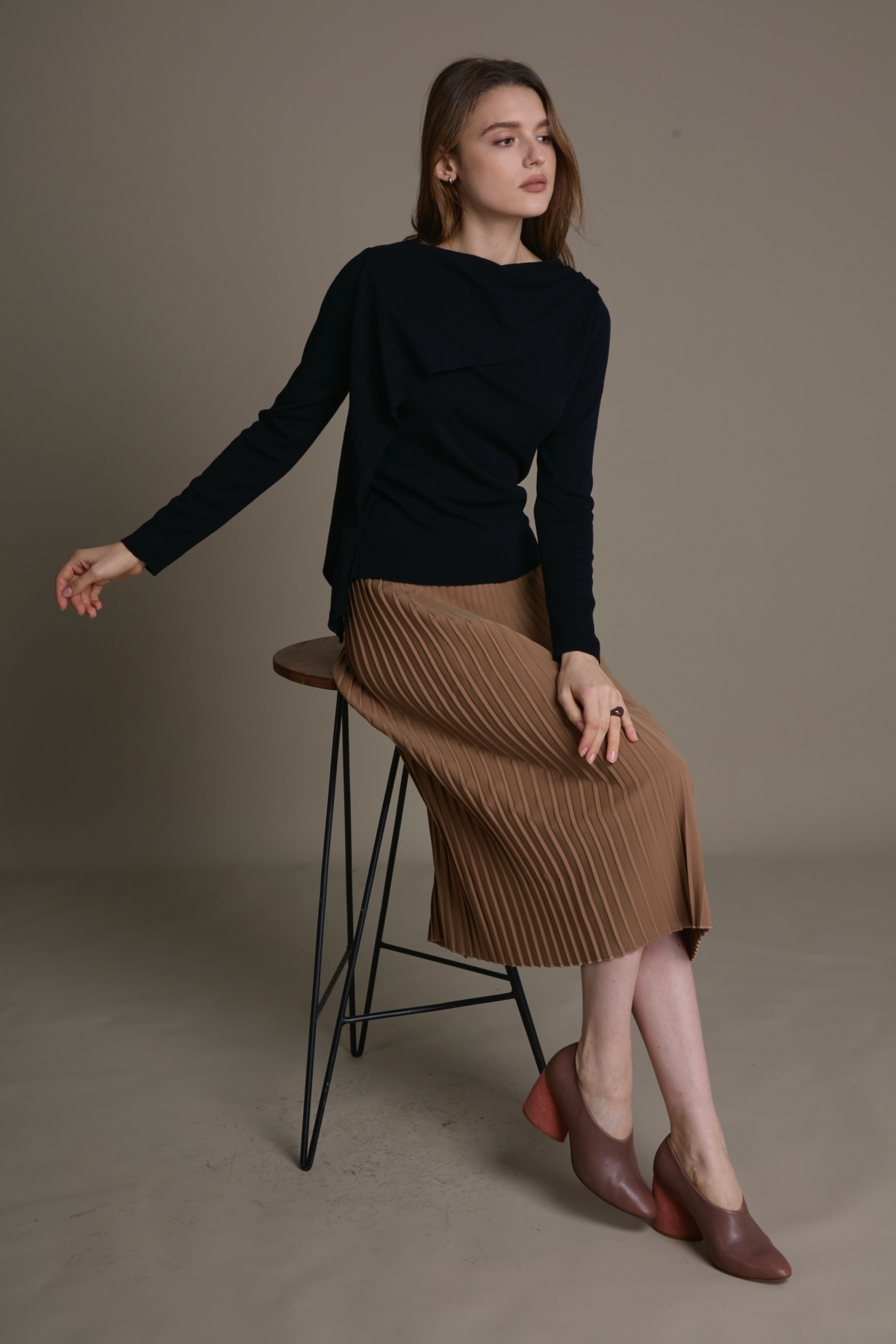 不對稱垂墜斜領羊毛混紡針織上衣