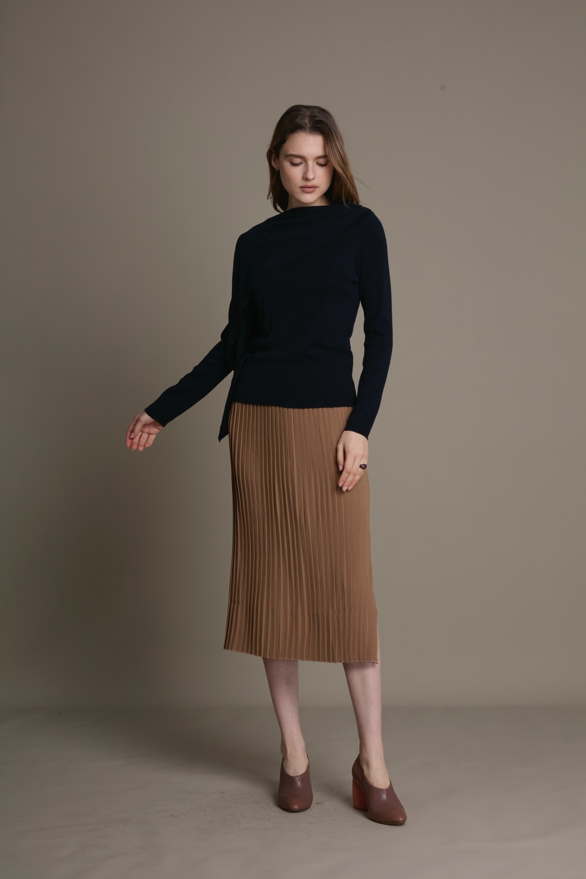 不對稱垂墜斜領羊毛混紡針織上衣