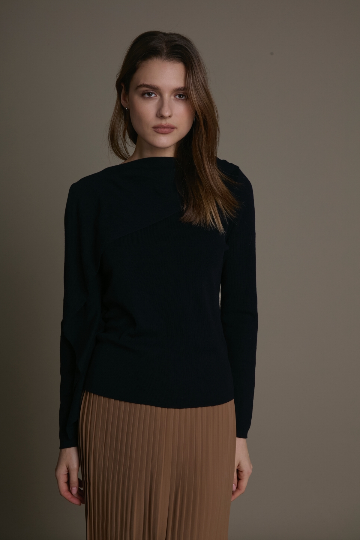 不對稱垂墜斜領羊毛混紡針織上衣