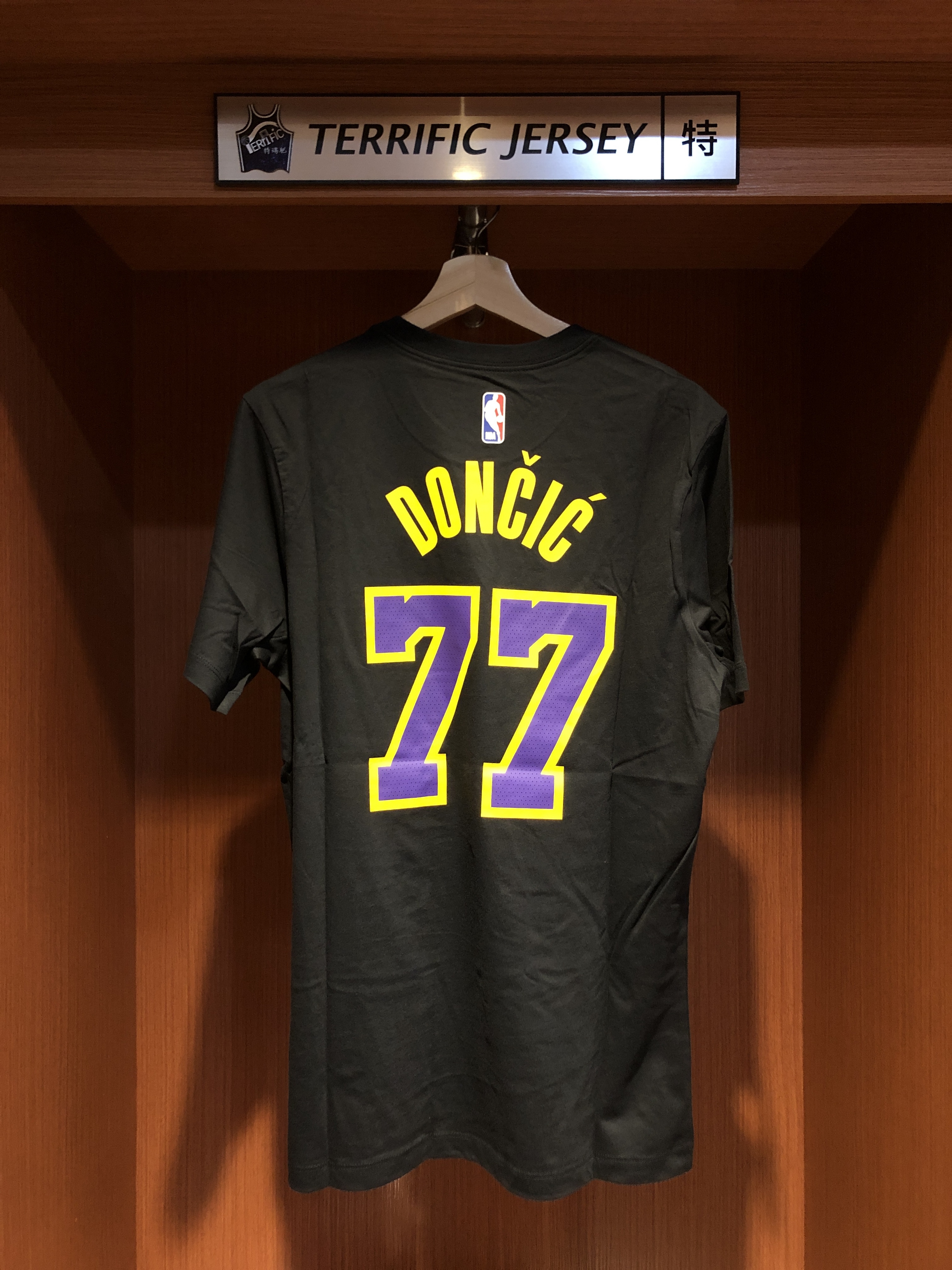 NBA短袖 Luka Doncic 洛杉磯湖人城市 25-26 City Nike Player Name Tee 棉質短袖 全新