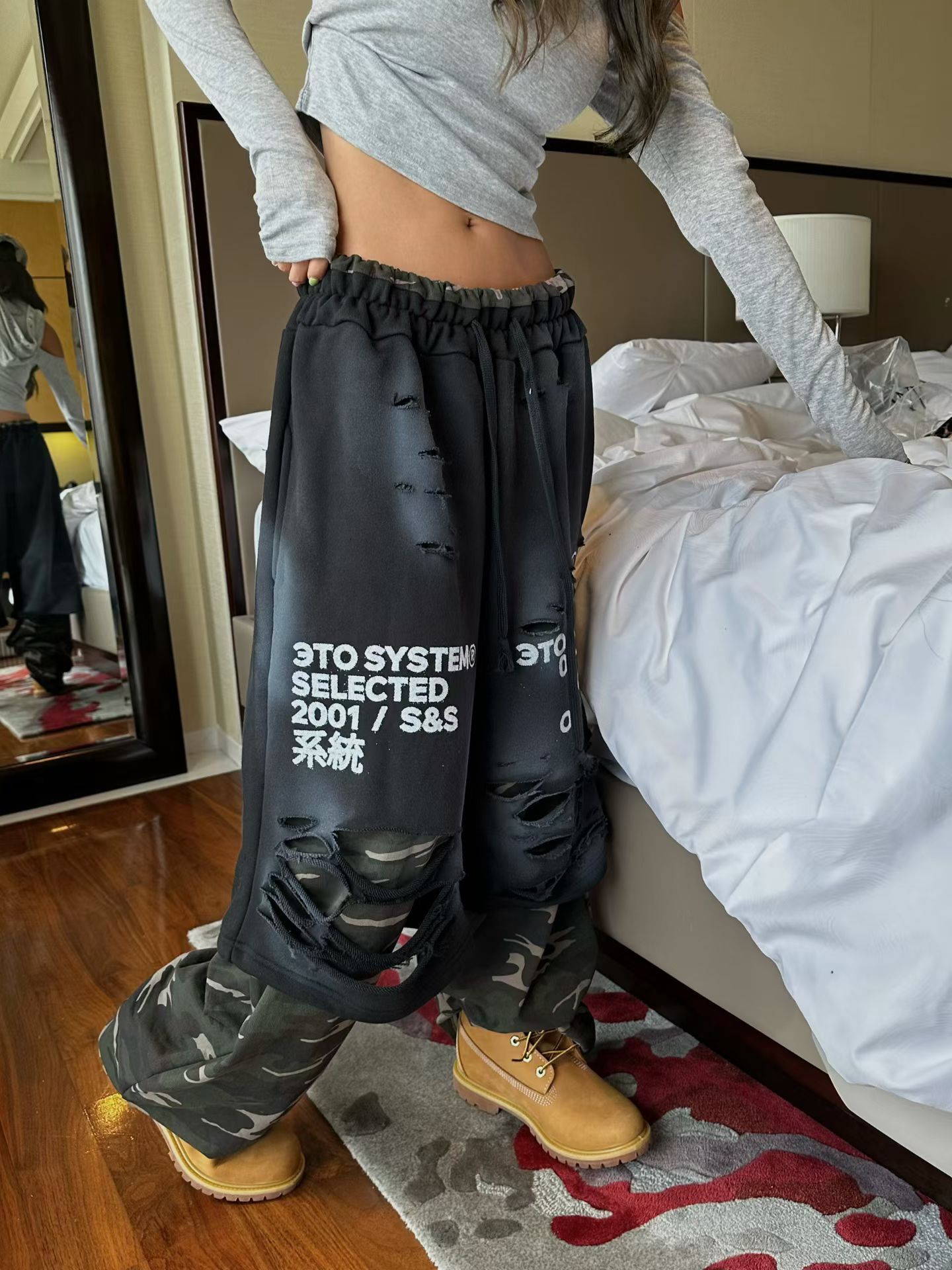 仿污英文字拼迷彩運動褲 P3216