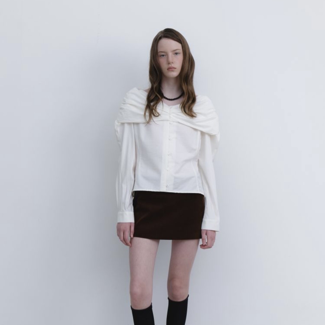 [AMIDI] OFF-SHOULDER SHIRRING BLOUSE