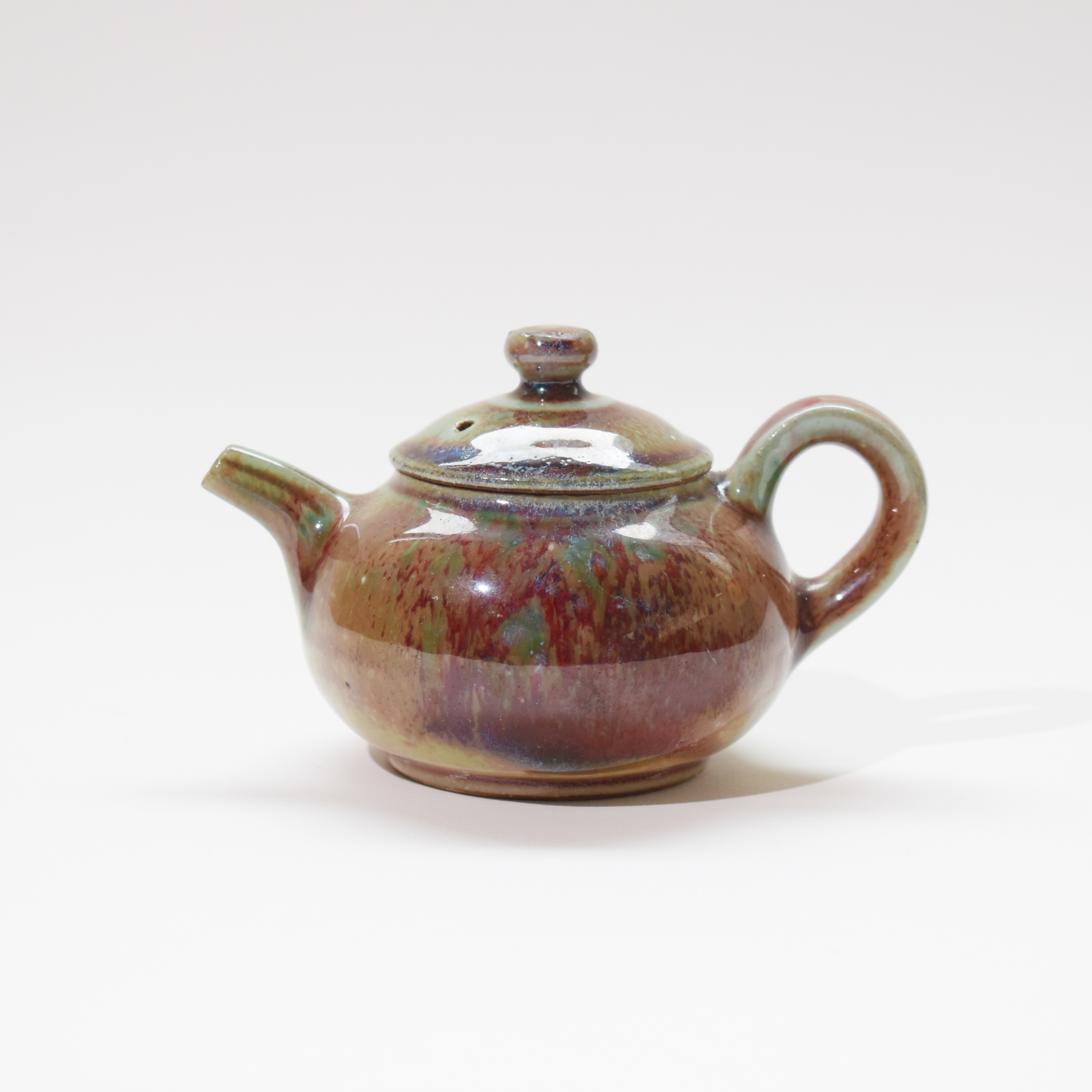 陶藝家 欒波 窯火共生 · 霞光流轉，紫中見光 · 紫晶流霞鈞釉壺（非柴燒）