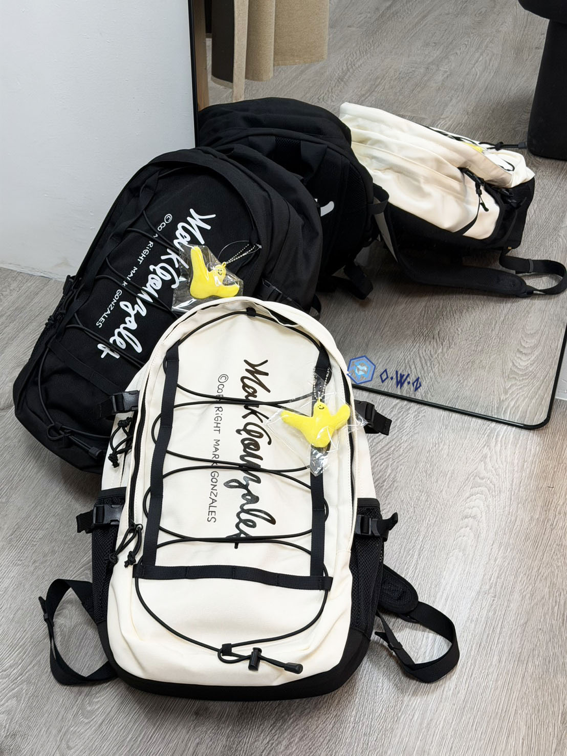 【OWN】Mark Gonzales 後背包 多夾層 機能 小飛人 小天使 韓國小黃人 黑色 米白