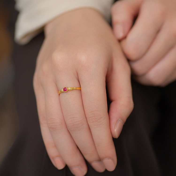 紅寶石18K裝飾戒指 羅馬式風格