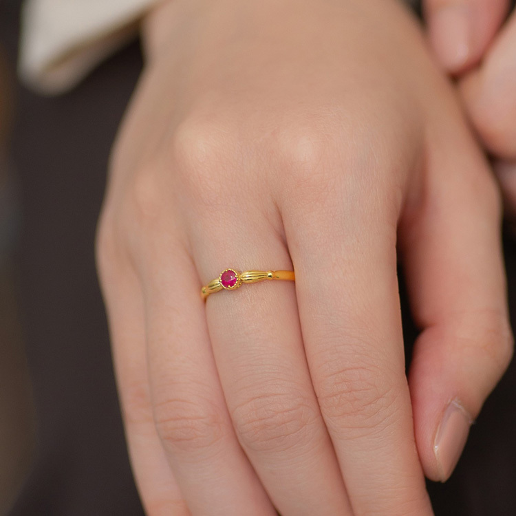 紅寶石18K裝飾戒指 羅馬式風格