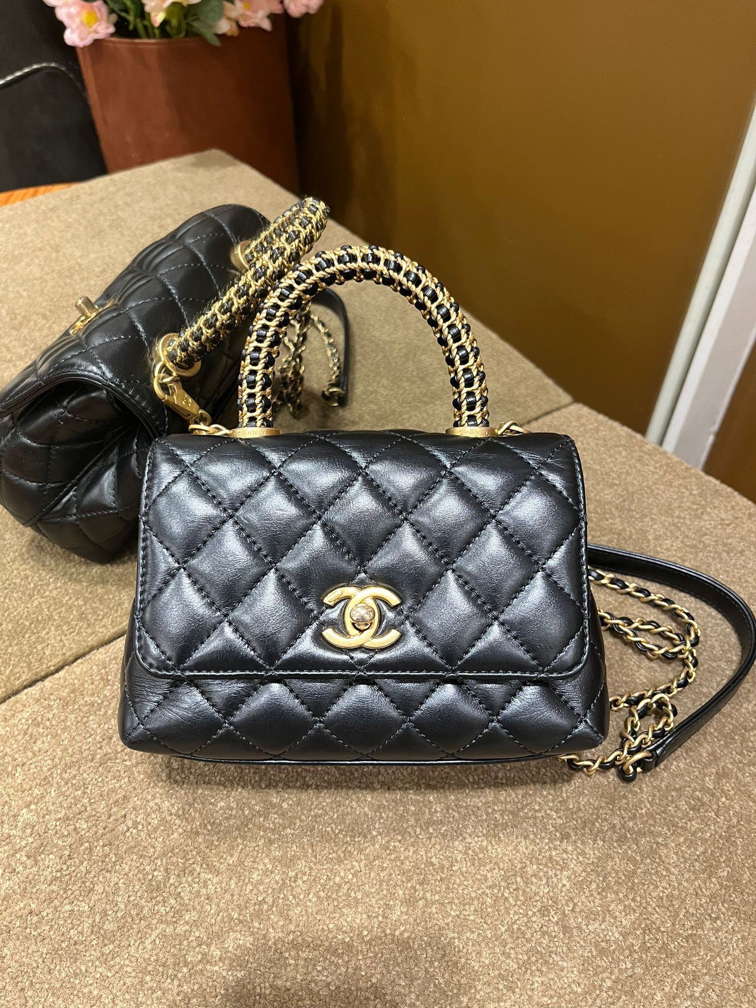 Chanel handle 黑色金扣 （二手97%new)