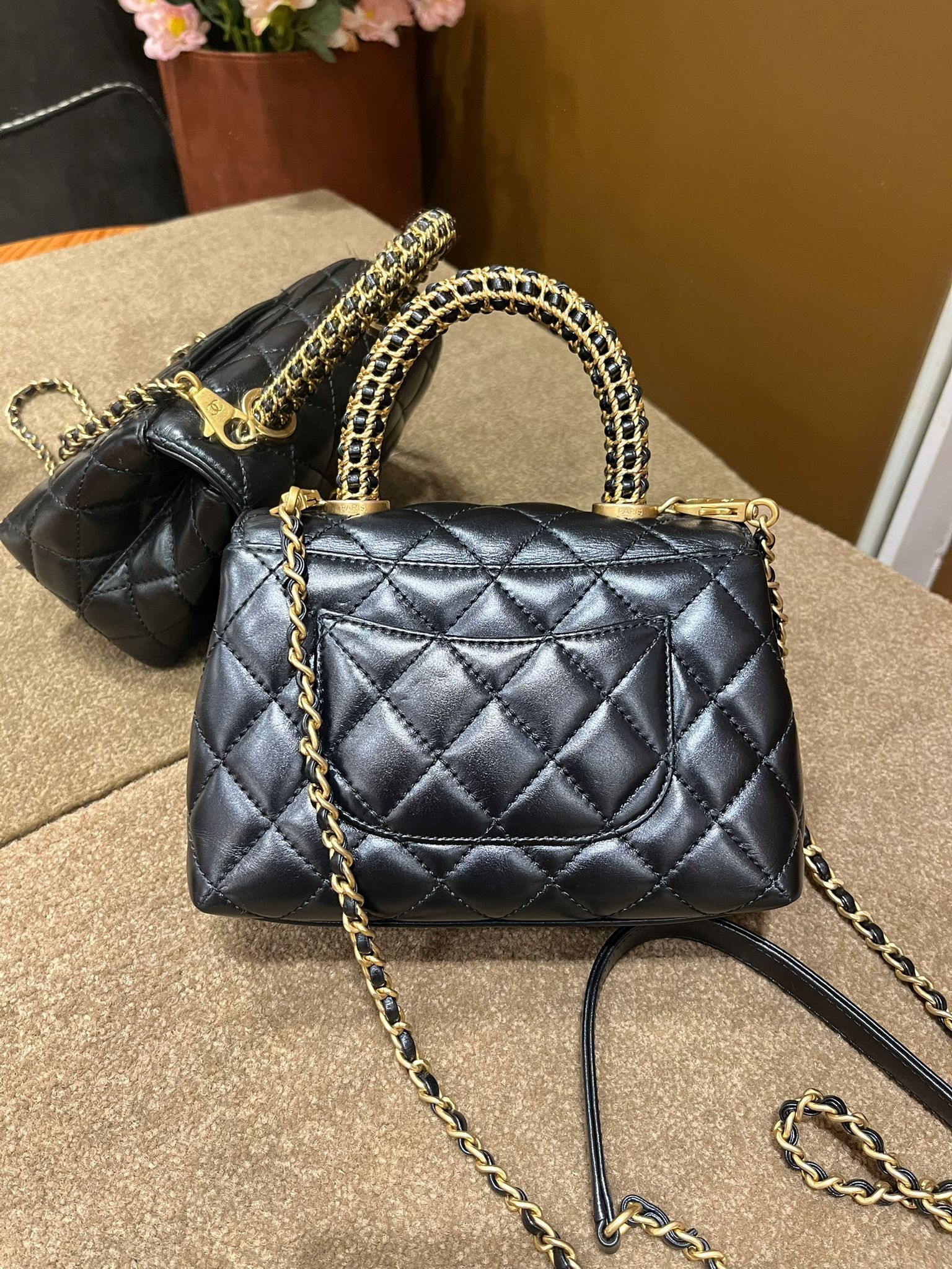 Chanel handle 黑色金扣 （二手97%new)