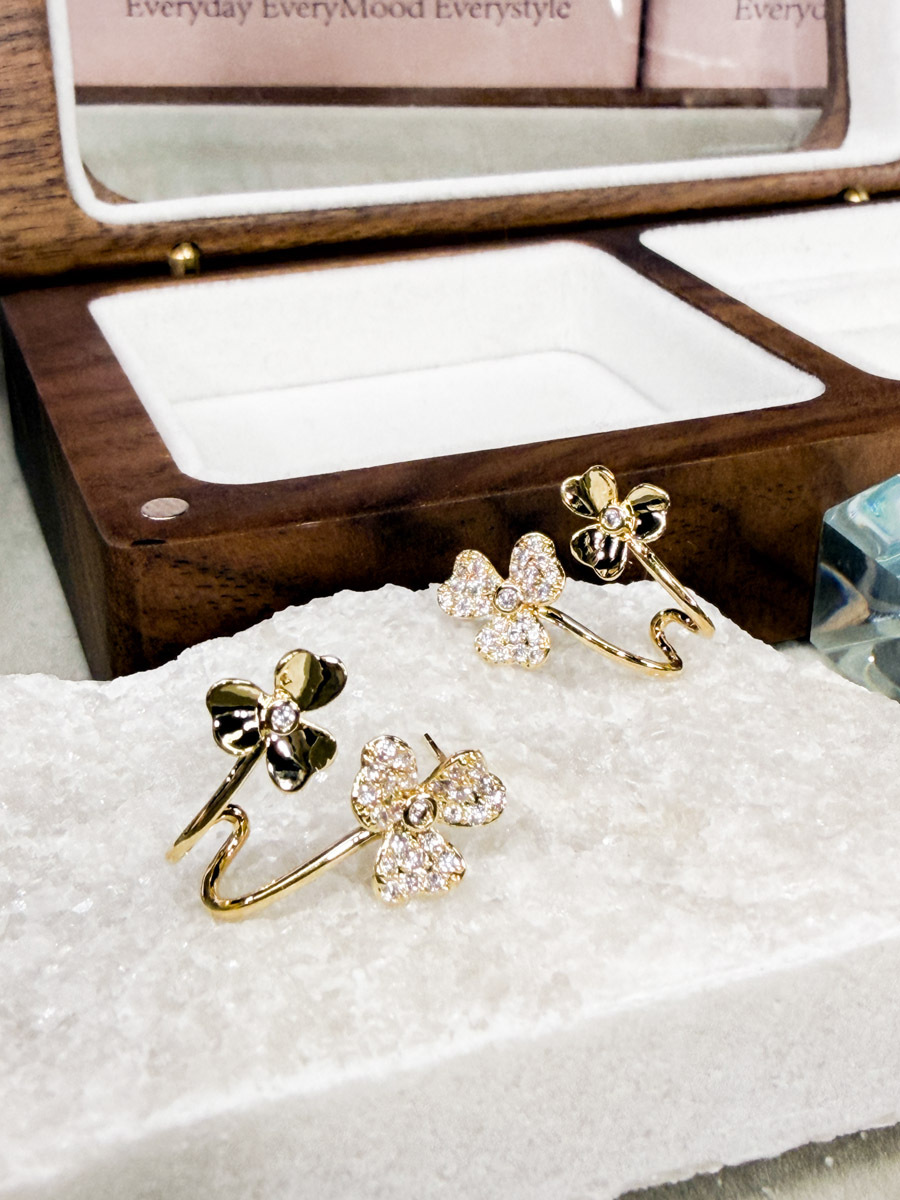 【SALE SALE SALE🔥】2朵花花鋯石 925純銀針 耳環【不設退換】（純針耳針比較軟，有可能會微曲）