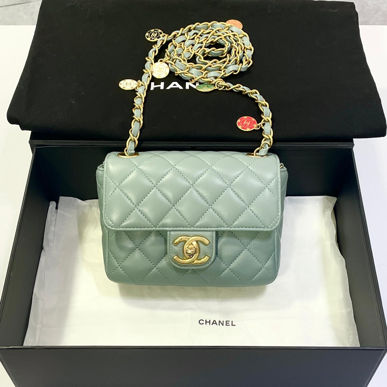 全新CHANEL斜背袋 方胖子STYLE, AS3737 ,杏仁綠羊皮 彩色搪瓷籌碼金鍊, CF17款, #兩年免費保養 #BRAND NEW #香榭站正品